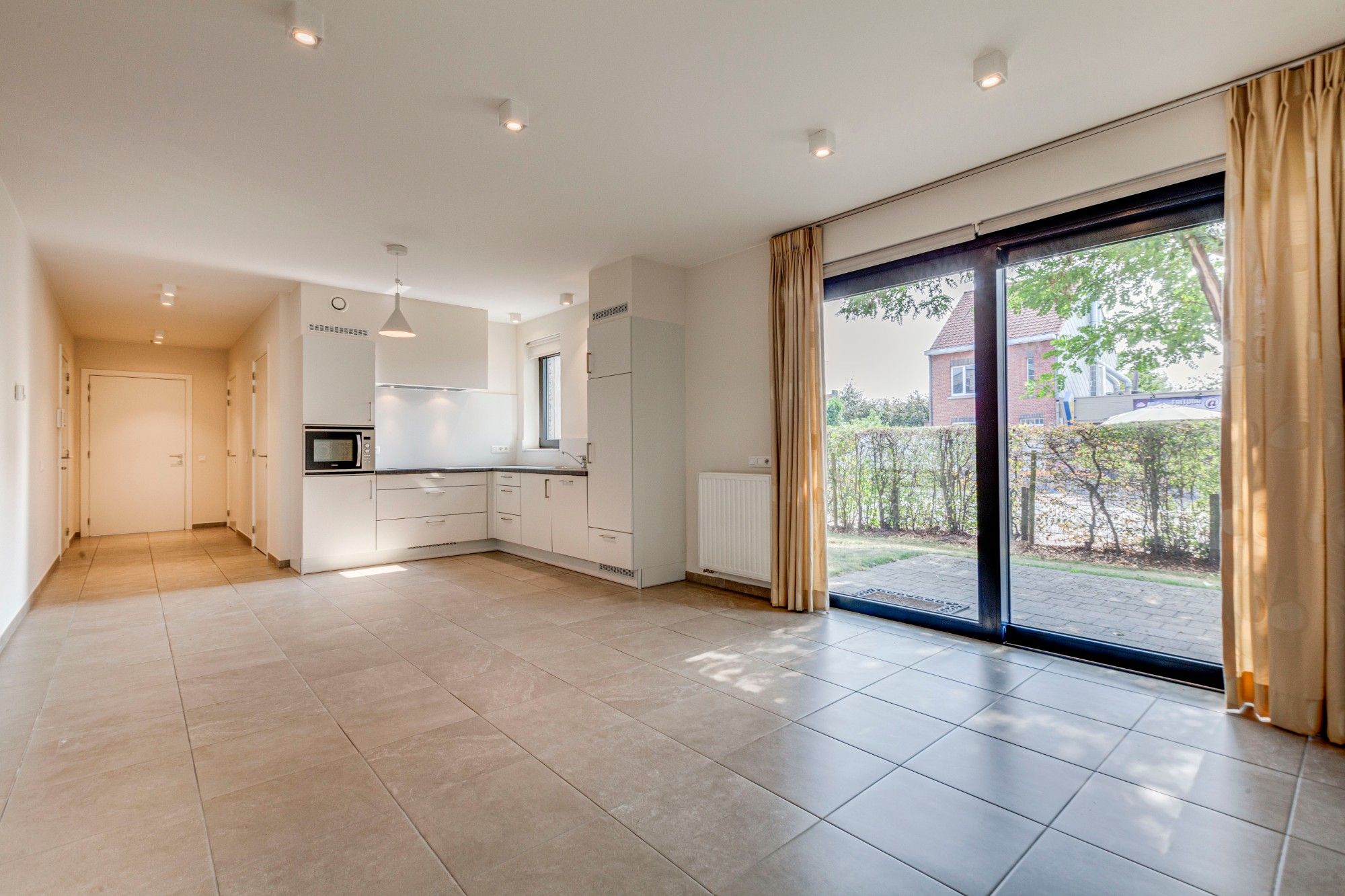 Geniet van zorgeloos comfort in deze gelijkvloerse assistentiewoning met autostaanplaats foto 2