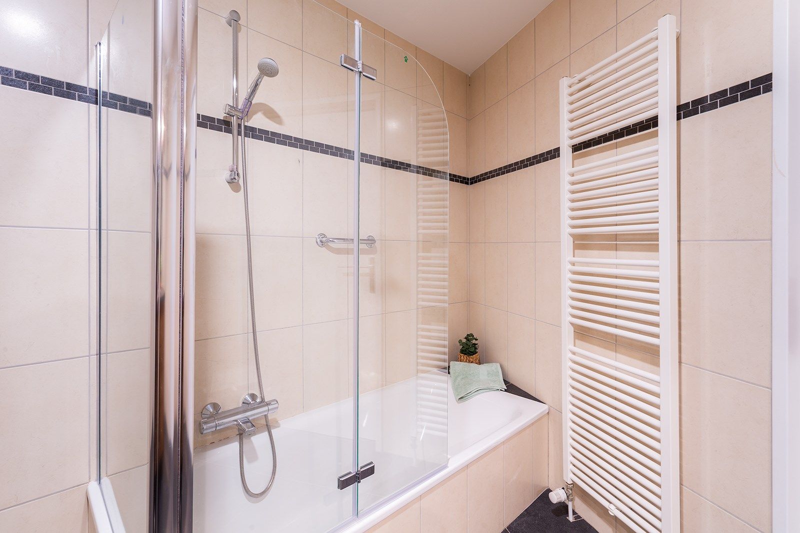 Ruim en prima gelegen appartement met tuin te Boechout foto 17