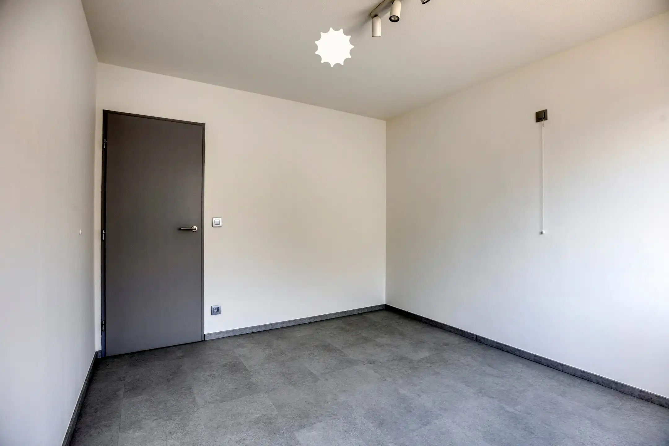 "Wonen zonder zorgen: vernieuwd appartement met garage" foto 7