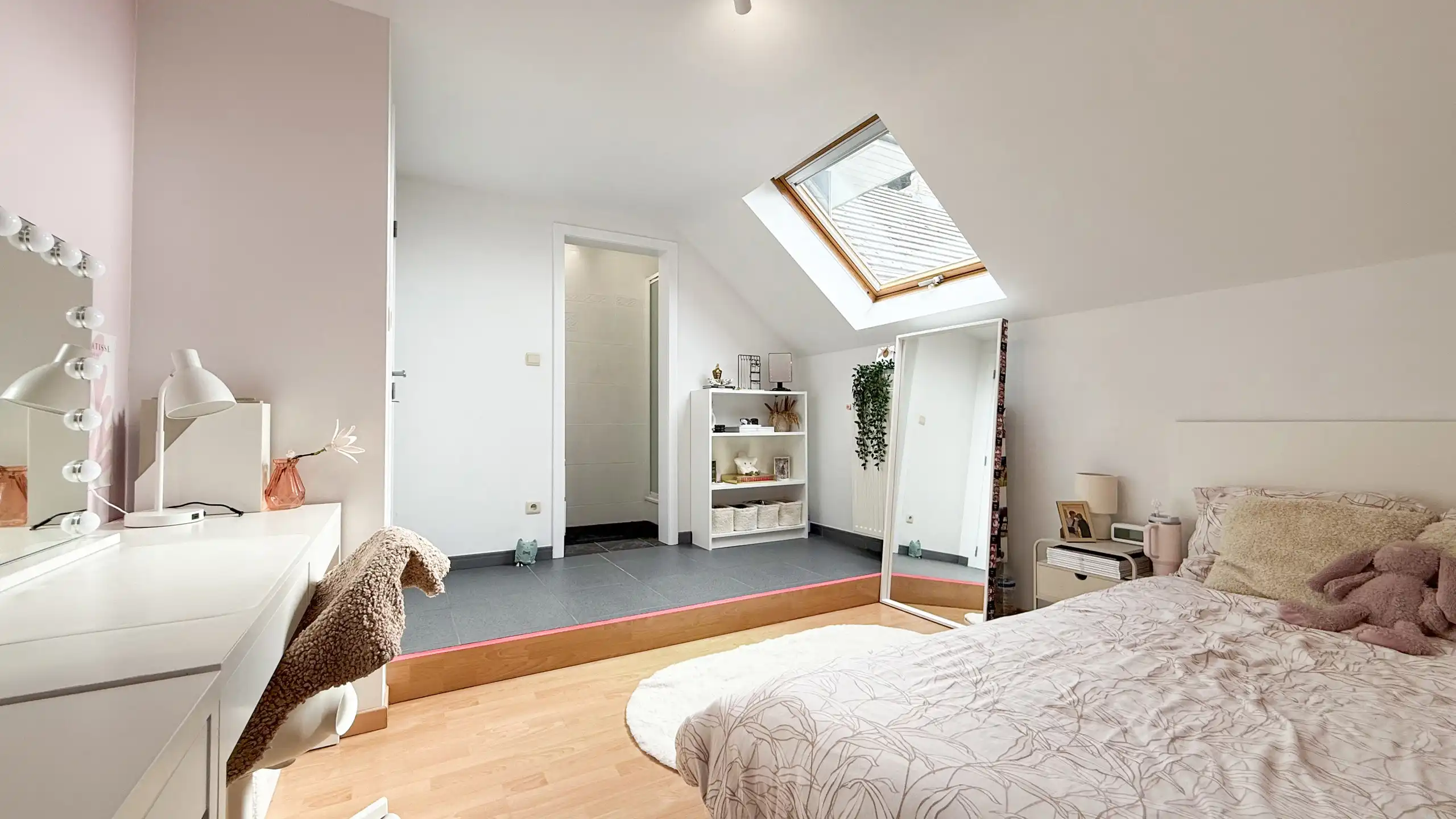 Zeer ruim appartement met 4 slaapkamers en parking in Tuilt! foto 23
