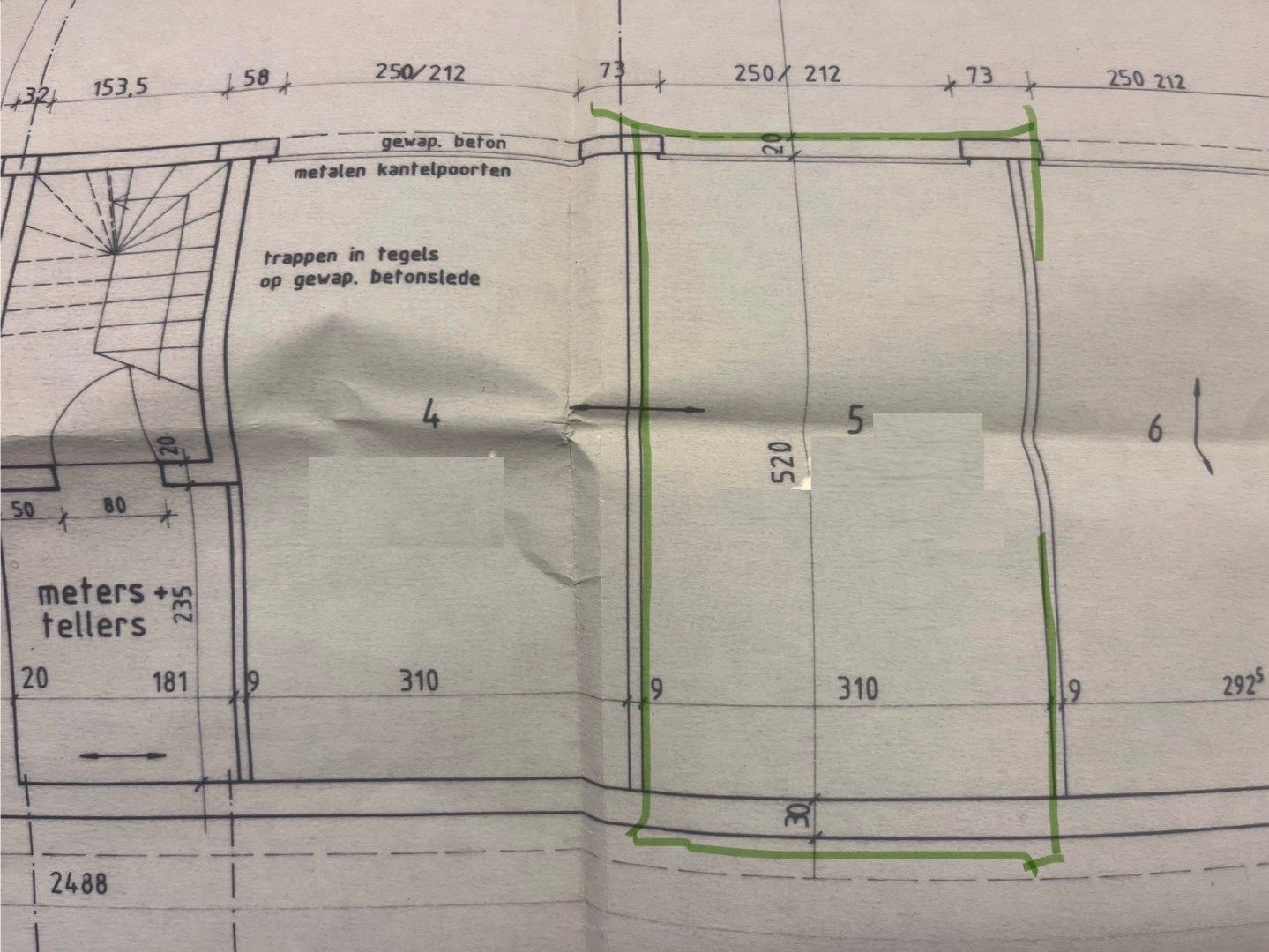 Ondergrondse garagebox met metalen kantelpoort, in Res. Cederboom, inrit Greenhillstraat foto 3