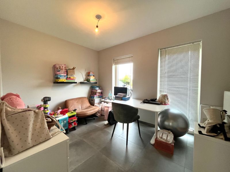 RECENTE WONING MET DRIE SLAAPKAMERS - ZONOVERGOTEN TUIN EN GARAGE foto 5