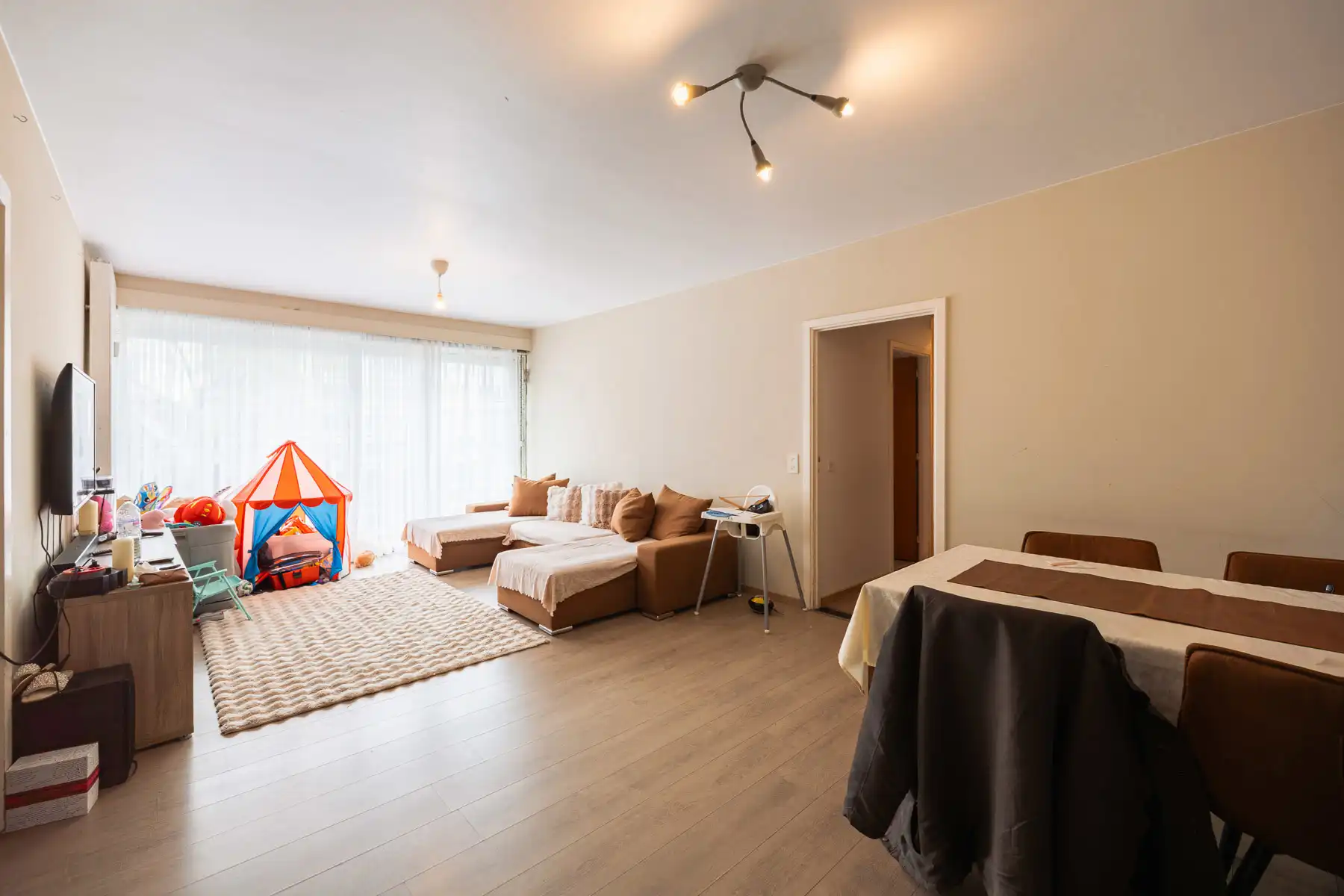 Lichtrijk appartement met parking in hartje Merksem foto 3