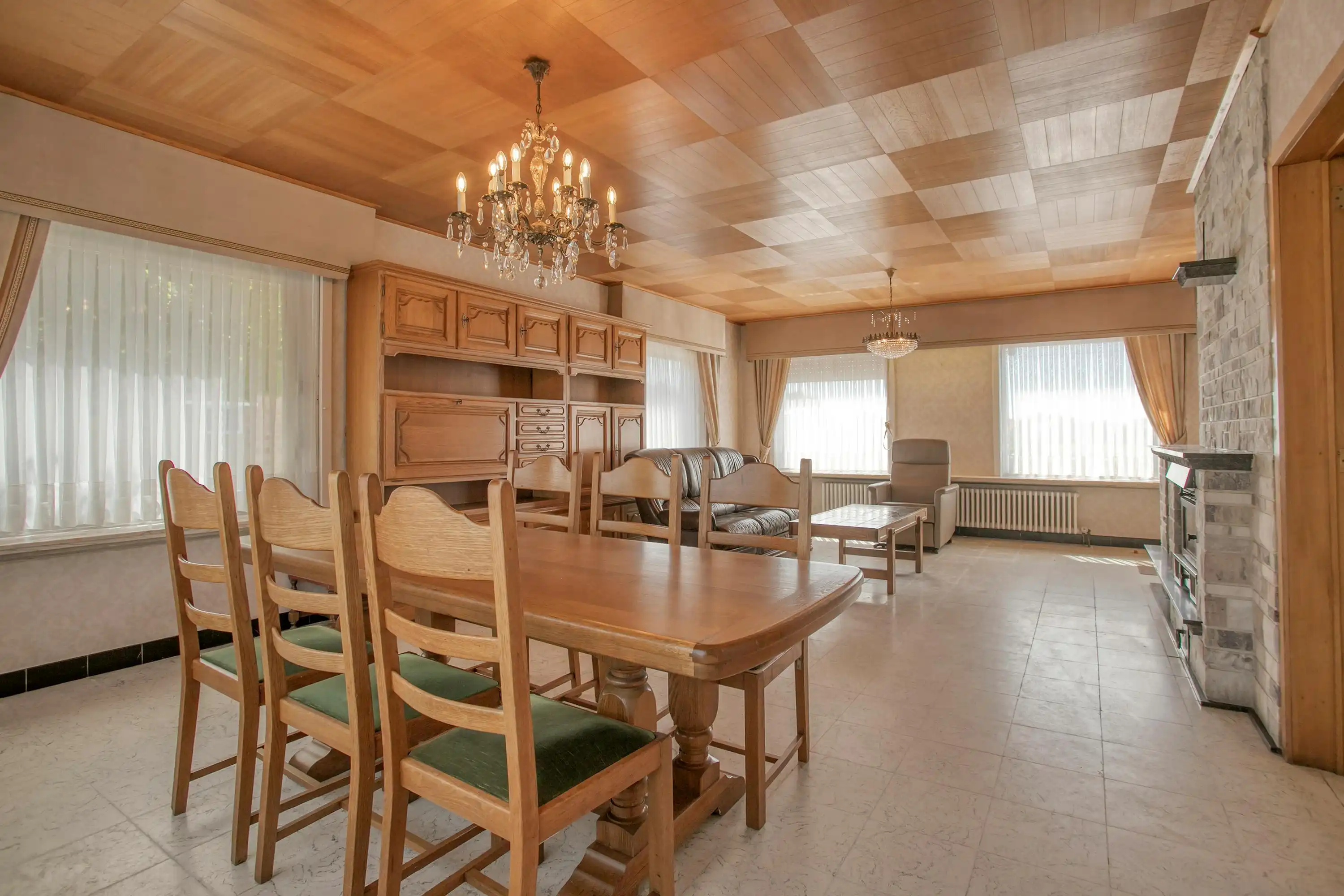 Te renoveren woning met 6 slaapkamers en loodsen te Kortemark foto 5