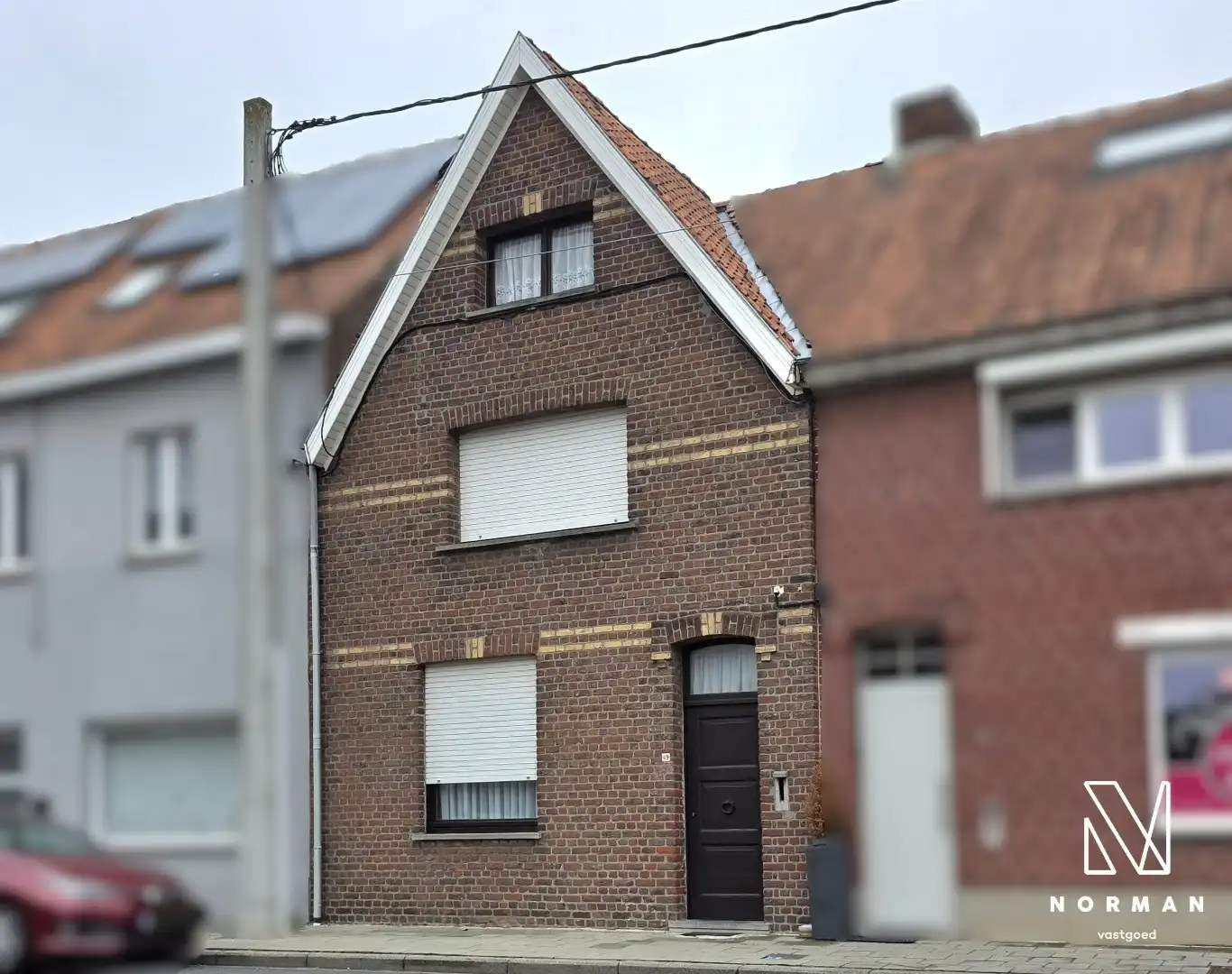 Hoofdfoto van de publicatie: Centraal gelegen te renoveren woning te Kuurne met grote garage en uitweg achteraan het perceel.