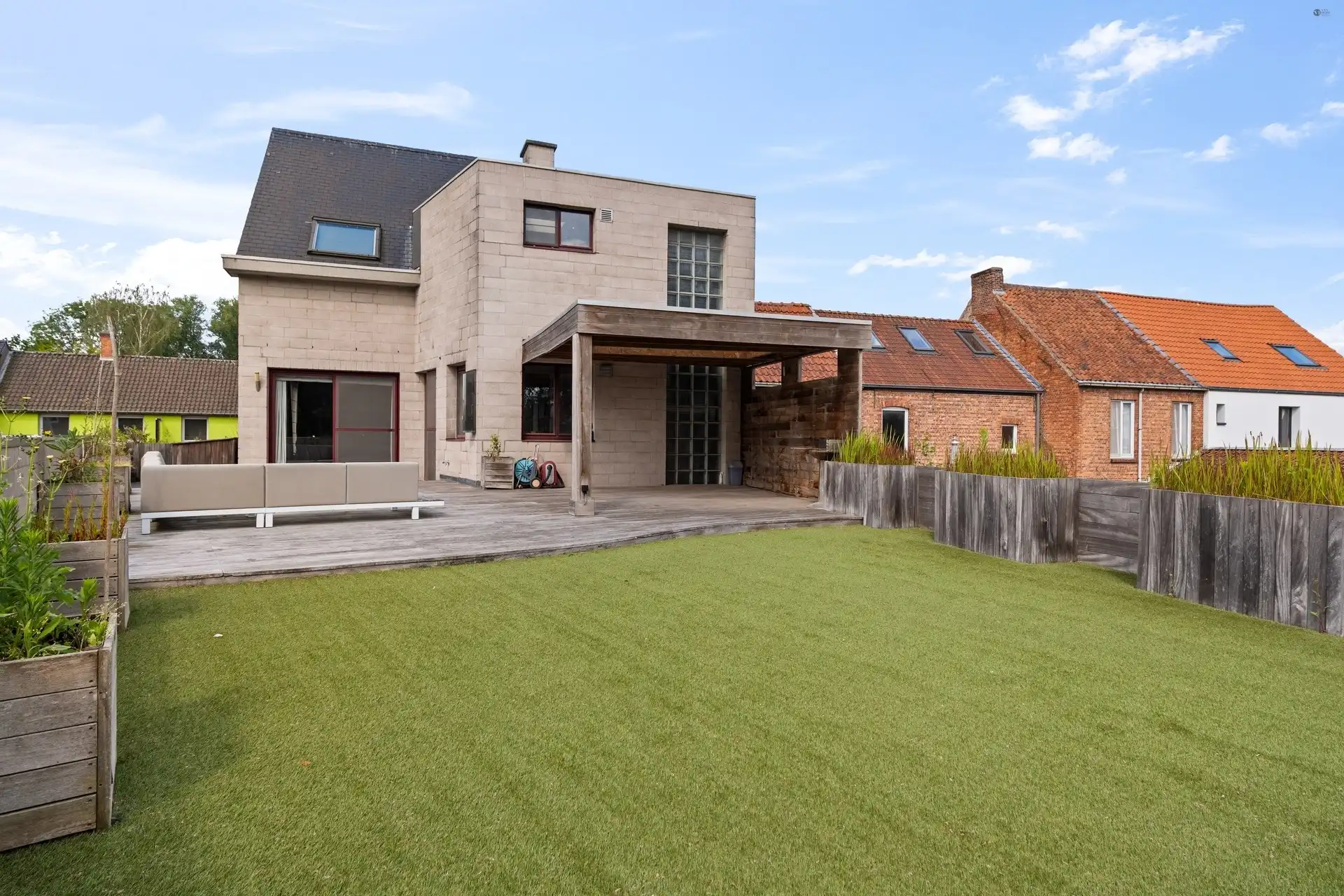 Zeer ruim duplex appartement met groot terras, beroepsruimte en garage van 70m² foto {{pictureIndex}}