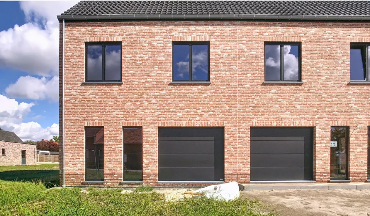 Casco halfopen bebouwing met 5 tot 7 slaapkamers, tuin en garage. foto {{pictureIndex}}