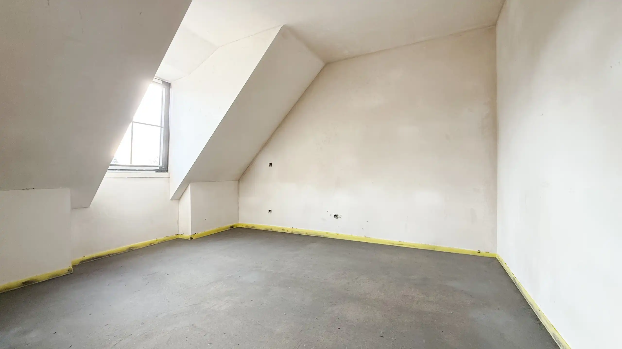 Zeer ruim (146m²!) duplex app.met 2-slpks,garage en terras! foto 16