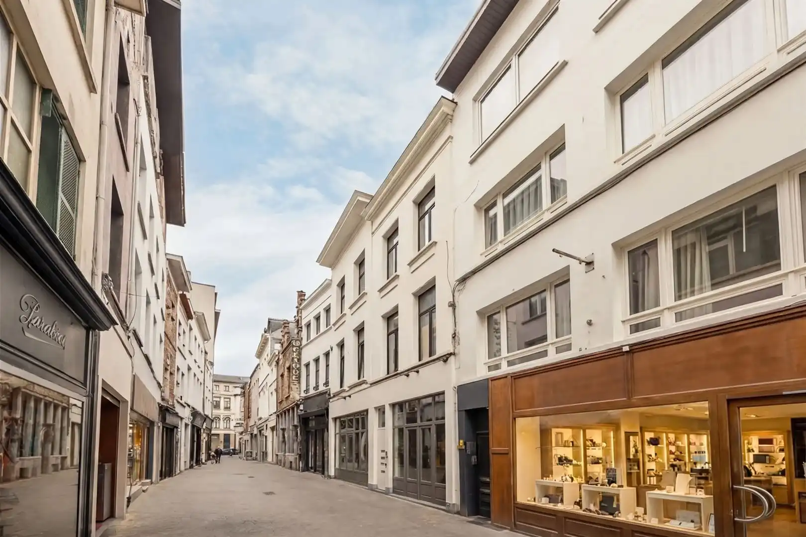 Gerenoveerd appartement met gezellig terras en één slaapkamer foto {{pictureIndex}}