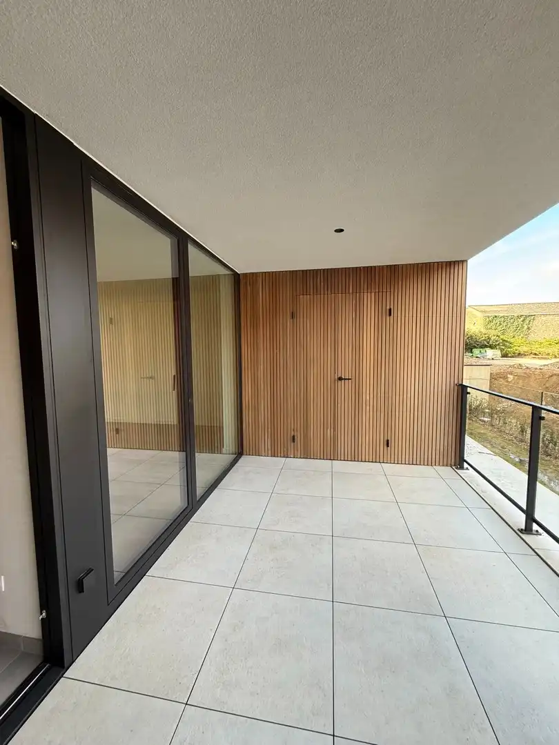 Instapklaar en energiezuinig gelijkvloers appartement met 1 slaapkamer en ruim terras te Riemst. foto 2