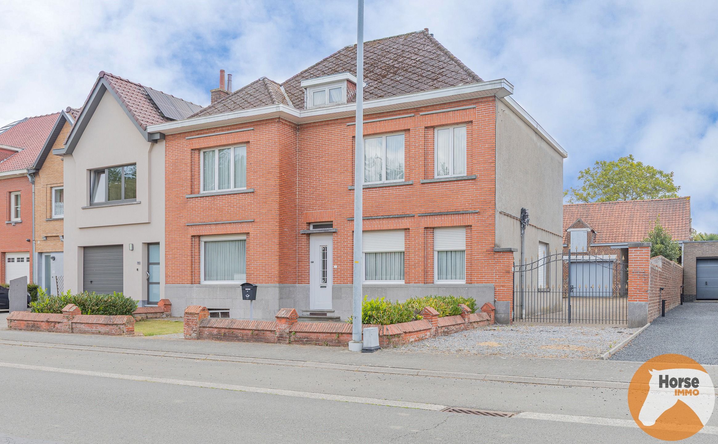 BURST - Te renoveren woning met tal van mogelijkheden foto 3