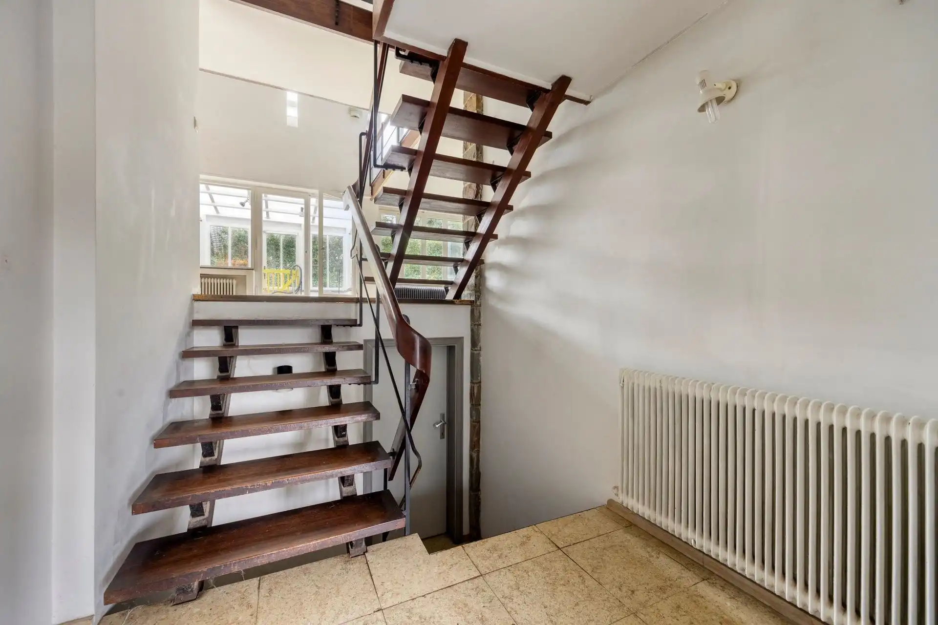 Ruime villa te moderniseren op rustige locatie foto 4
