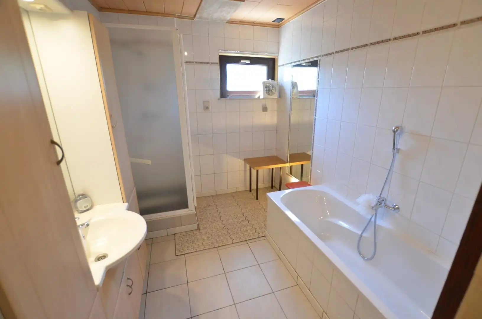 Ruim woonhuis met garage foto 10