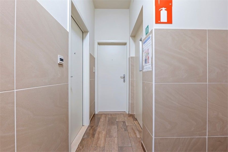 RUIM GELIJKVLOERS APPARTEMENT MET 3 SLKS EN EEN STAANPLAATS OP WANDELAFSTAND VAN HET CENTRUM VAN SINT-TRUIDEN foto 27