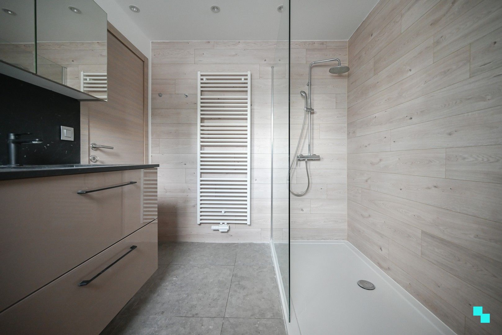 Compleet vernieuwde duplex met 4 slaapkamers en zonneterras in hartje Wevelgem foto 10