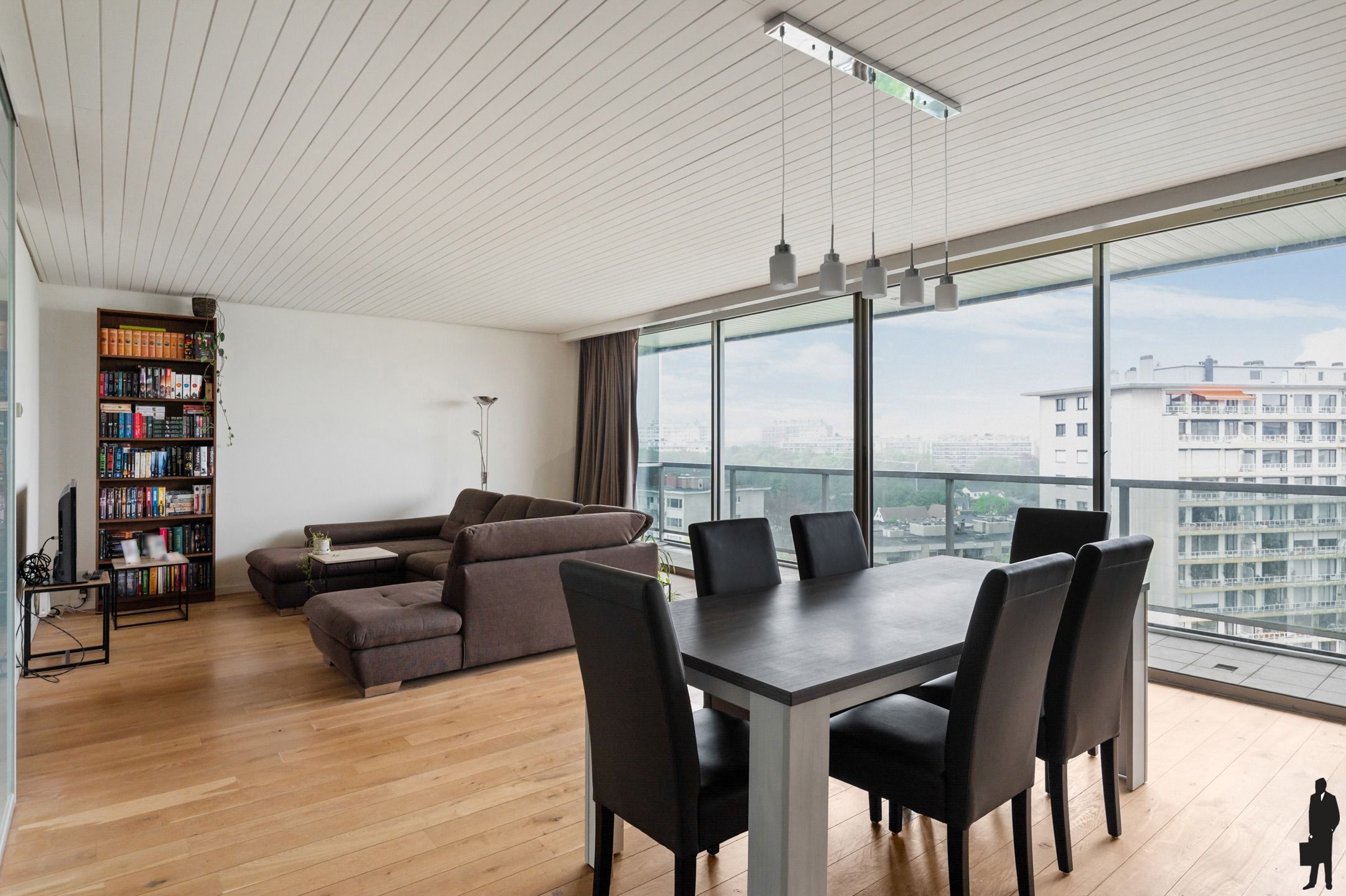 Ruim en licht appartement met twee terrassen foto {{pictureIndex}}