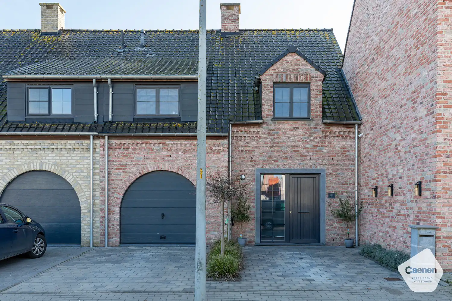 Recente en energiezuinige woning (2013) met 3 slaapkamers, inpandige garage en een uniek bijgebouw! foto {{pictureIndex}}