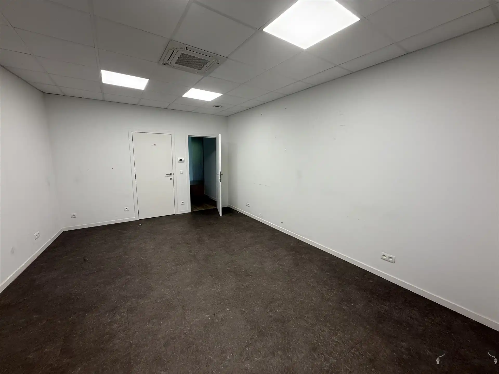 Instapklaar kabinet/kantoor met 4 praktijkruimten foto 9