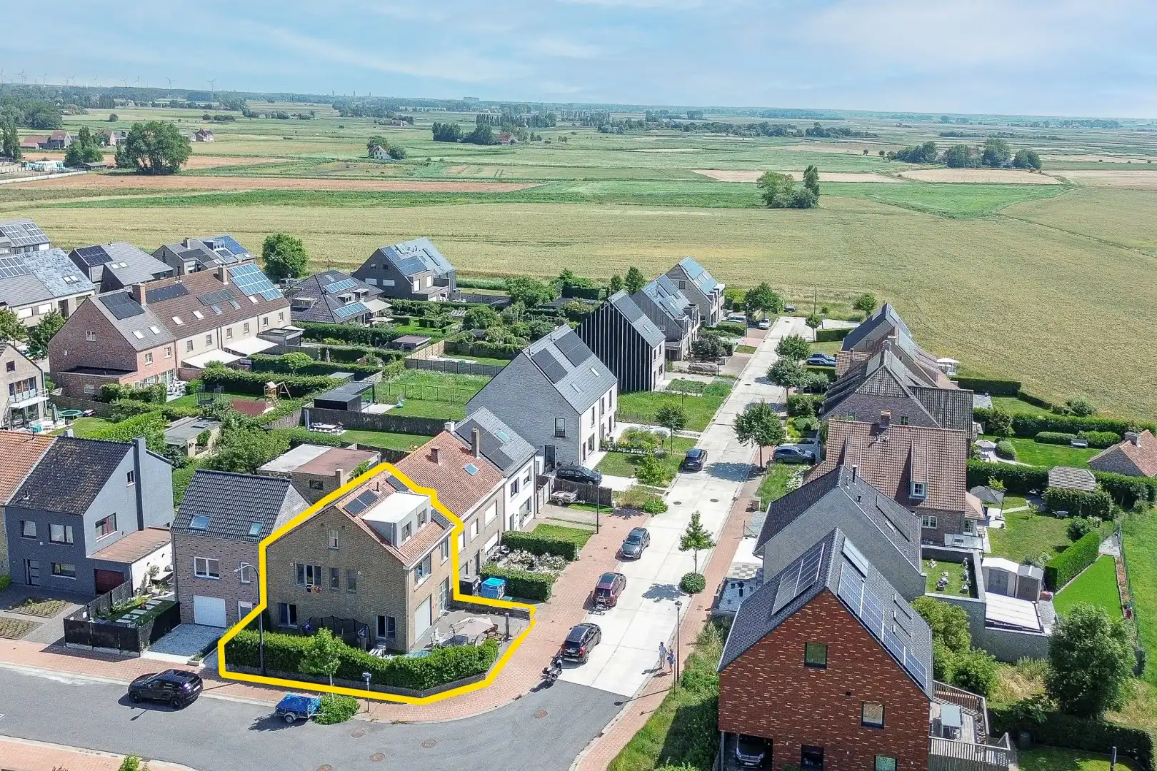 Instapklare halfopen bebouwing met 3 slaapkamers & ruime garage in rustige woonwijk  foto {{pictureIndex}}