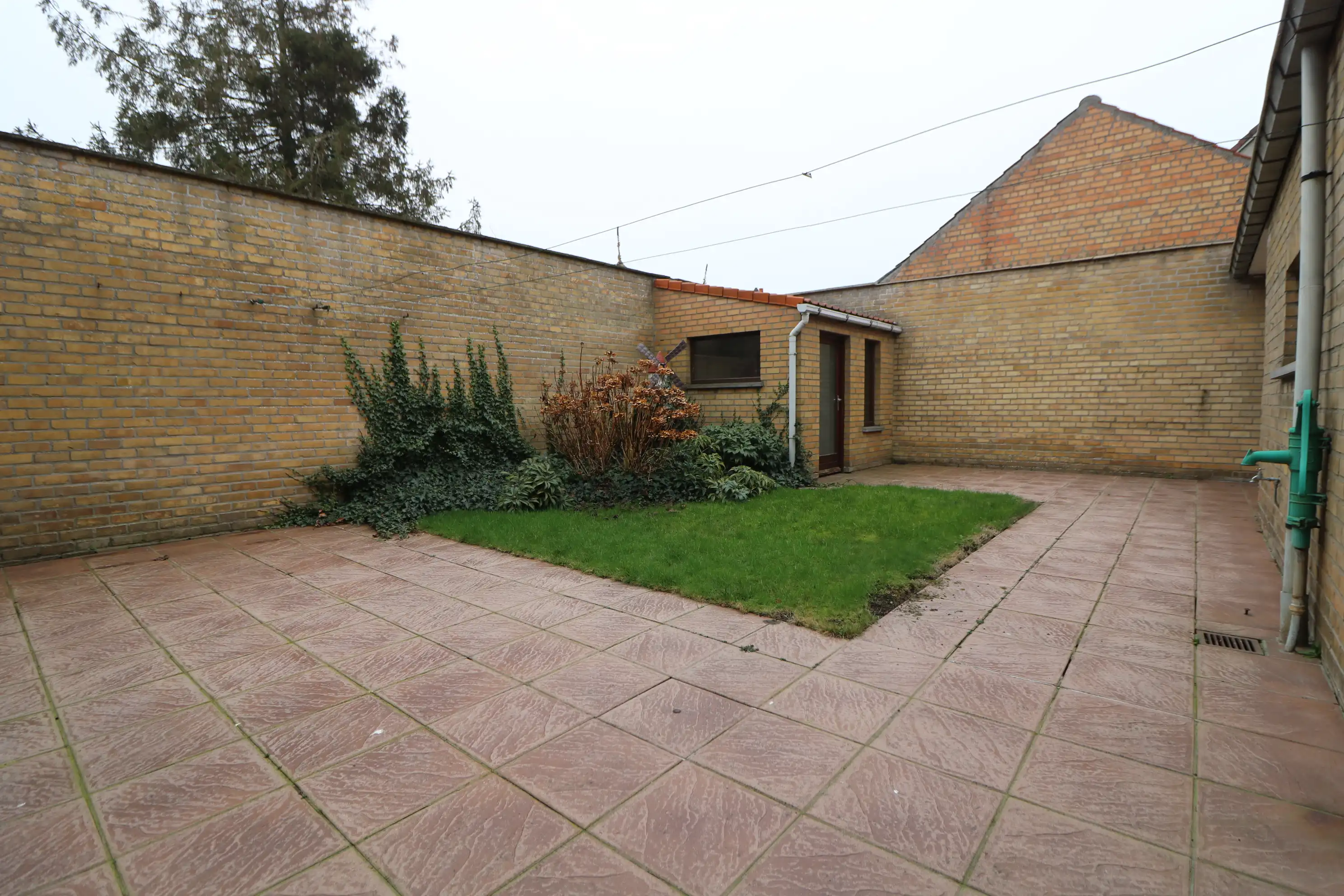 Woning met 3 slaapkamers, zuidgerichte tuin en garage in het centrum van Zuienkerke. foto 3