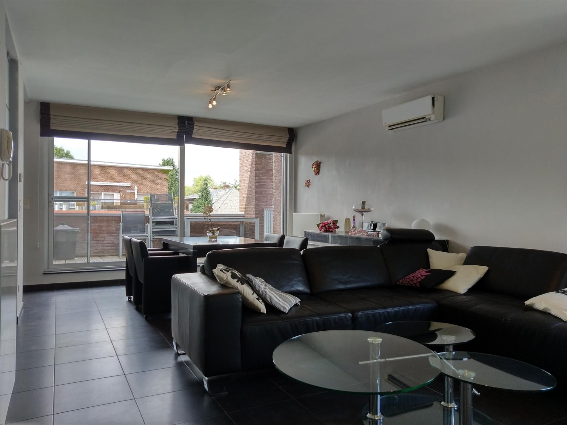 een ruim en deels bemeubeld duplexappartement met terrassen, autostaanplaats en berging foto 5