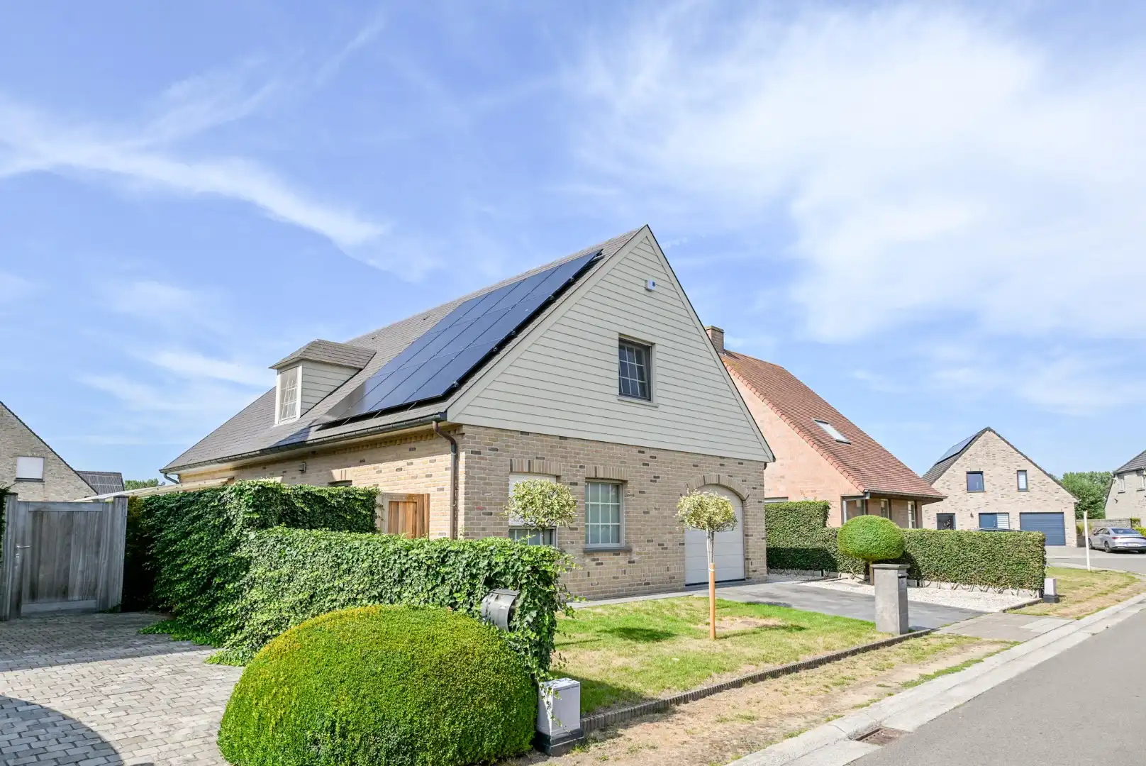 Mooie ruime open bebouwing met 3 slaapkamers en garage  foto {{pictureIndex}}