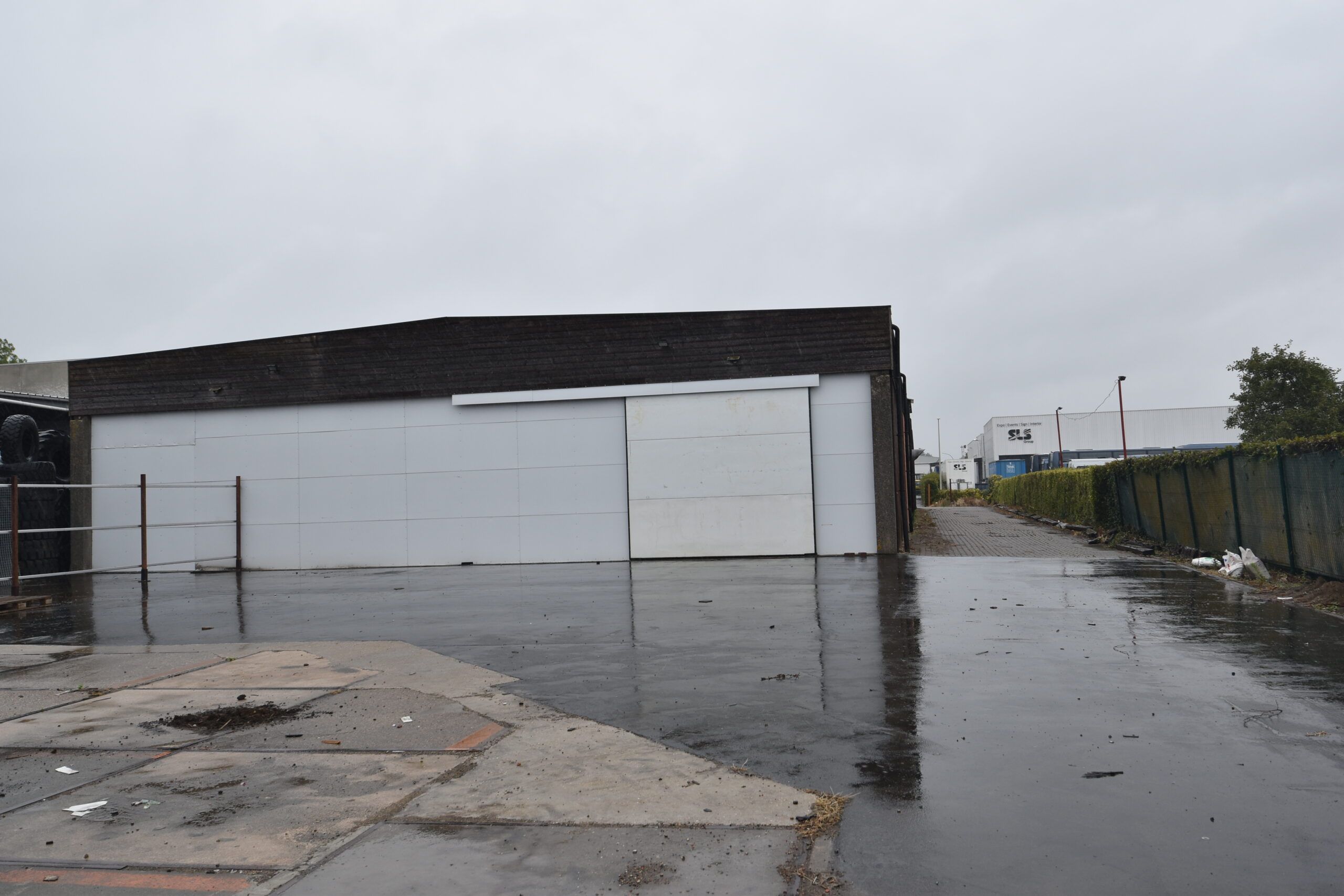 Bedrijfsgebouw met buitenterrein in Verrebroek foto 4