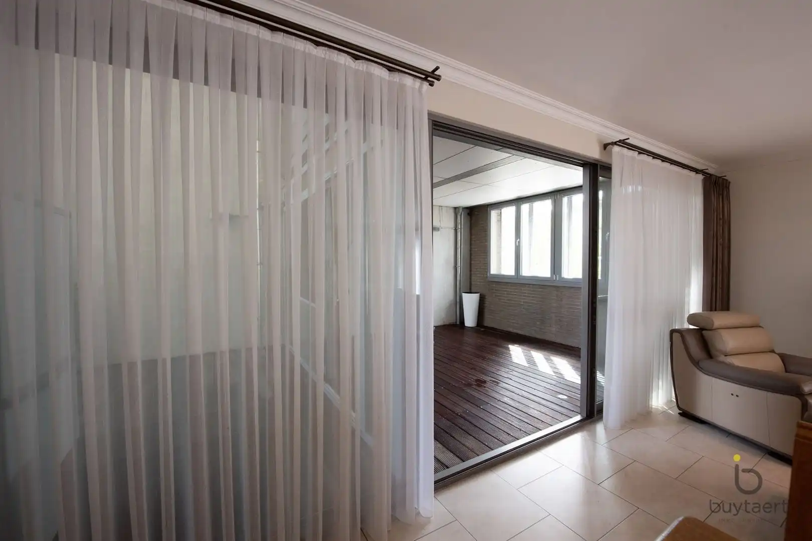 Ruim appartement met vooraan en achteraan terrassen en parking op een pleintje. foto 12