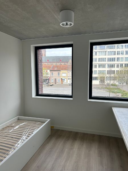 Nieuwe studentenkamer op een top locatie in centrum Kortrijk met zicht op plein. foto 11