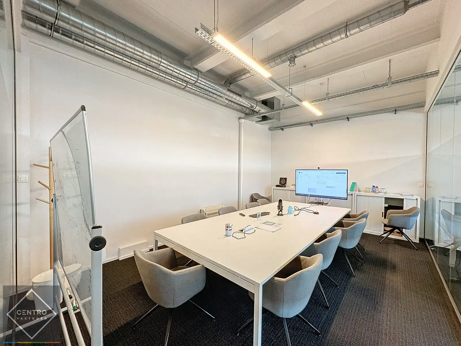 Instapklare KANTOORRUIMTE (217m²) voorzien van alle comfort (databekabeling, airco,...) en ruime parkeergelegenheid. Vlot bereikbaar via Expresweg van Brugge! foto 7