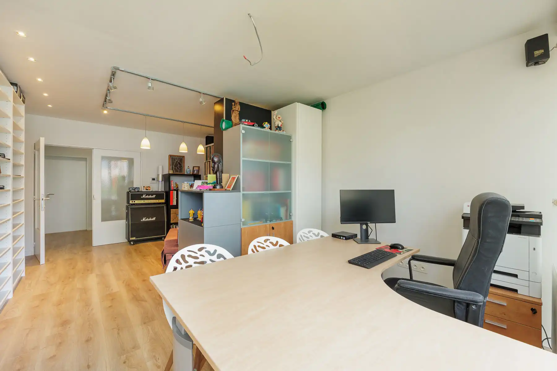 INSTAPKLAAR GELIJKVLOERS 2 SLAAPKAMER APPARTMENT + GARAGE foto 4