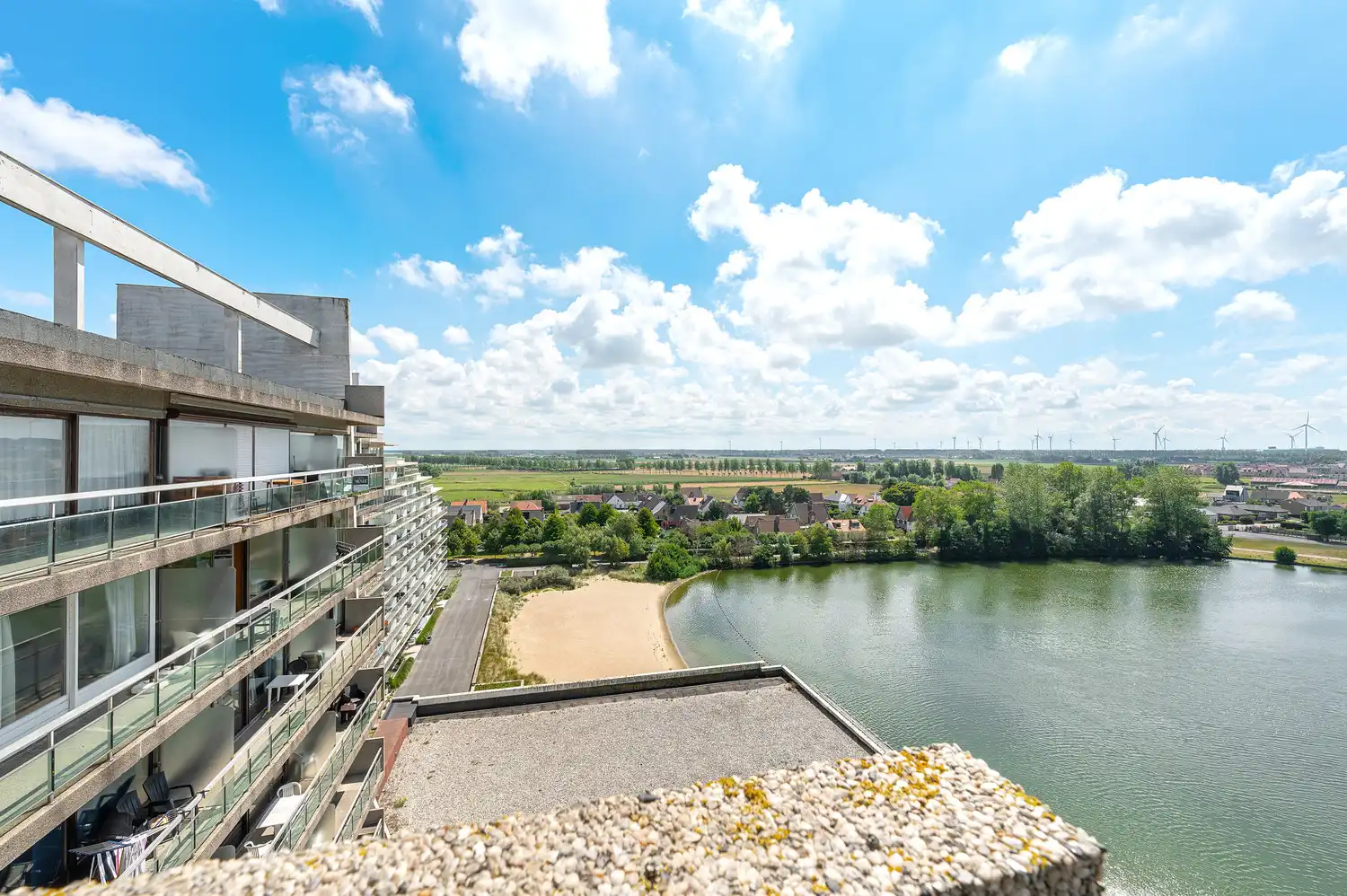 Prachtig gemeubelde vernieuwde studio/appartement met zonnig terras en open zichten foto 8