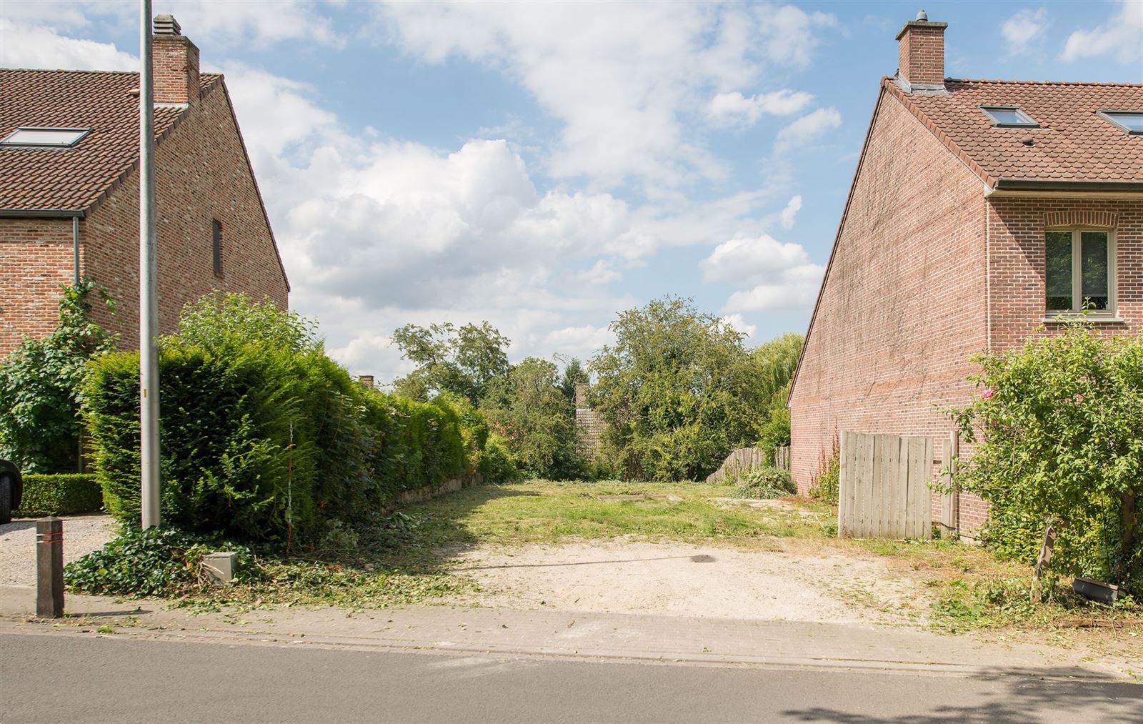 Goed gelegen bouwgrond (4a 40ca) voor een 3-gevelwoning foto {{pictureIndex}}