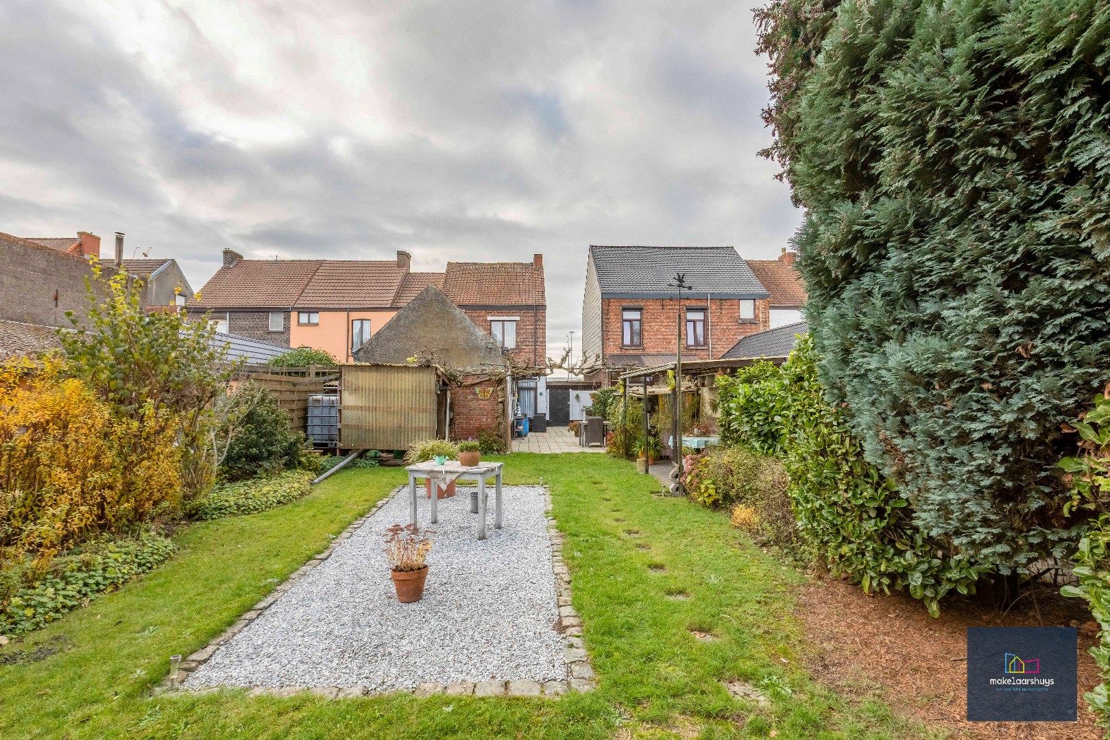 Verzorgde halfopen bebouwing met grote tuin en carport  foto 2