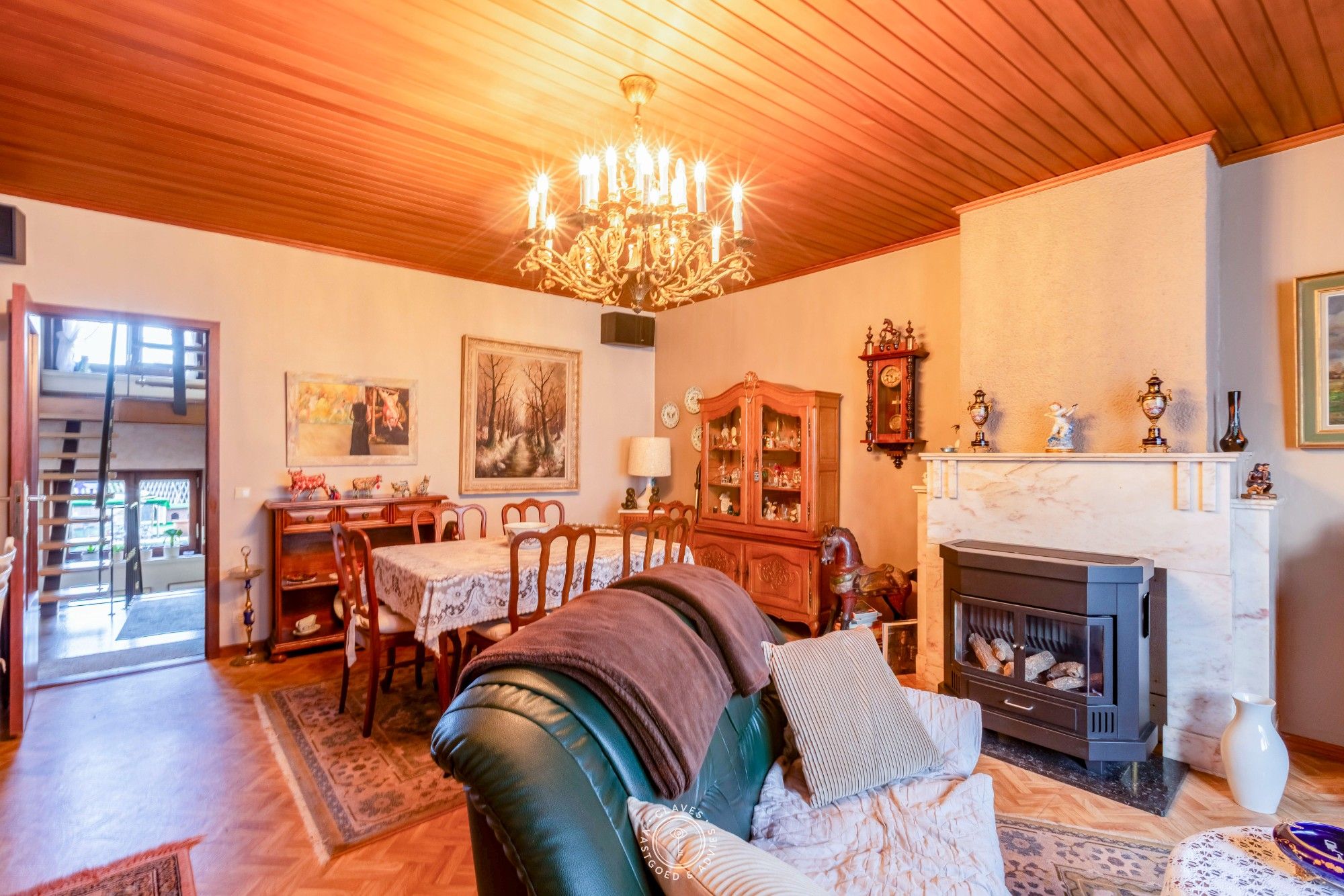 Art-deco woning met handelsruimte en garage foto 13