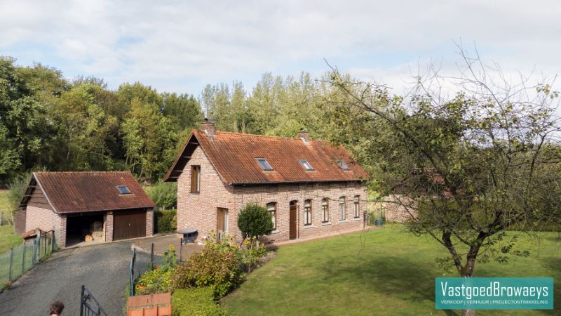Uniek gelegen landhuis te koop omringd door een oase van groen foto 3