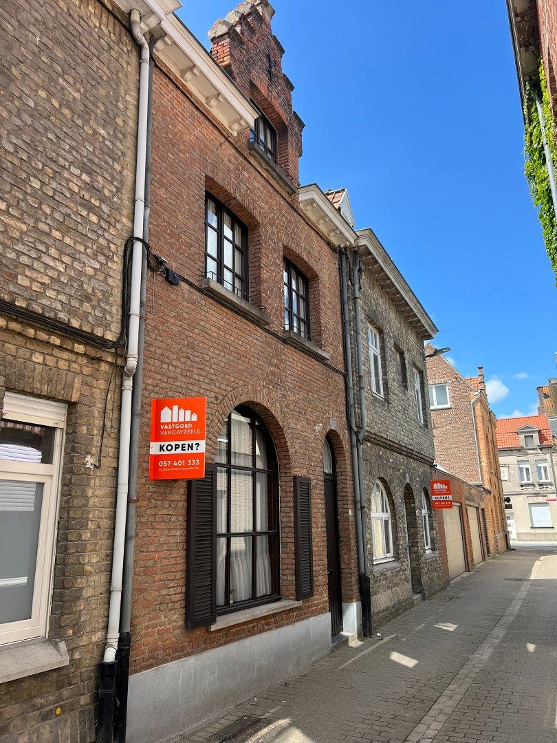 Twee te renoveren woningen met tuintje in de stadskern van Ieper foto 3