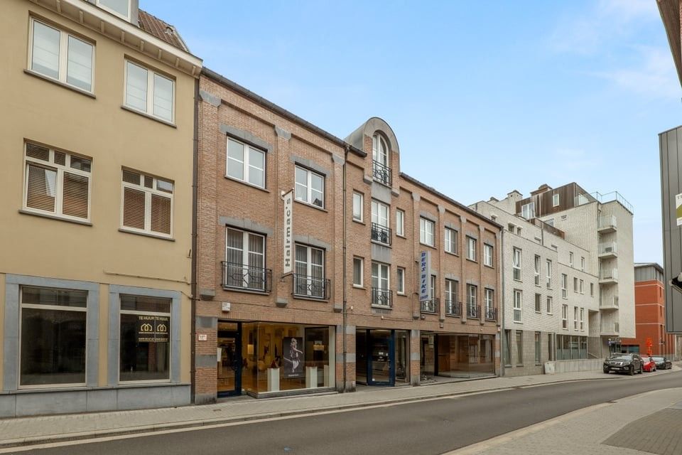 RUIM HANDELSPAND TE HUUR IN HET CENTRUM VAN SINT-TRUIDEN foto {{pictureIndex}}