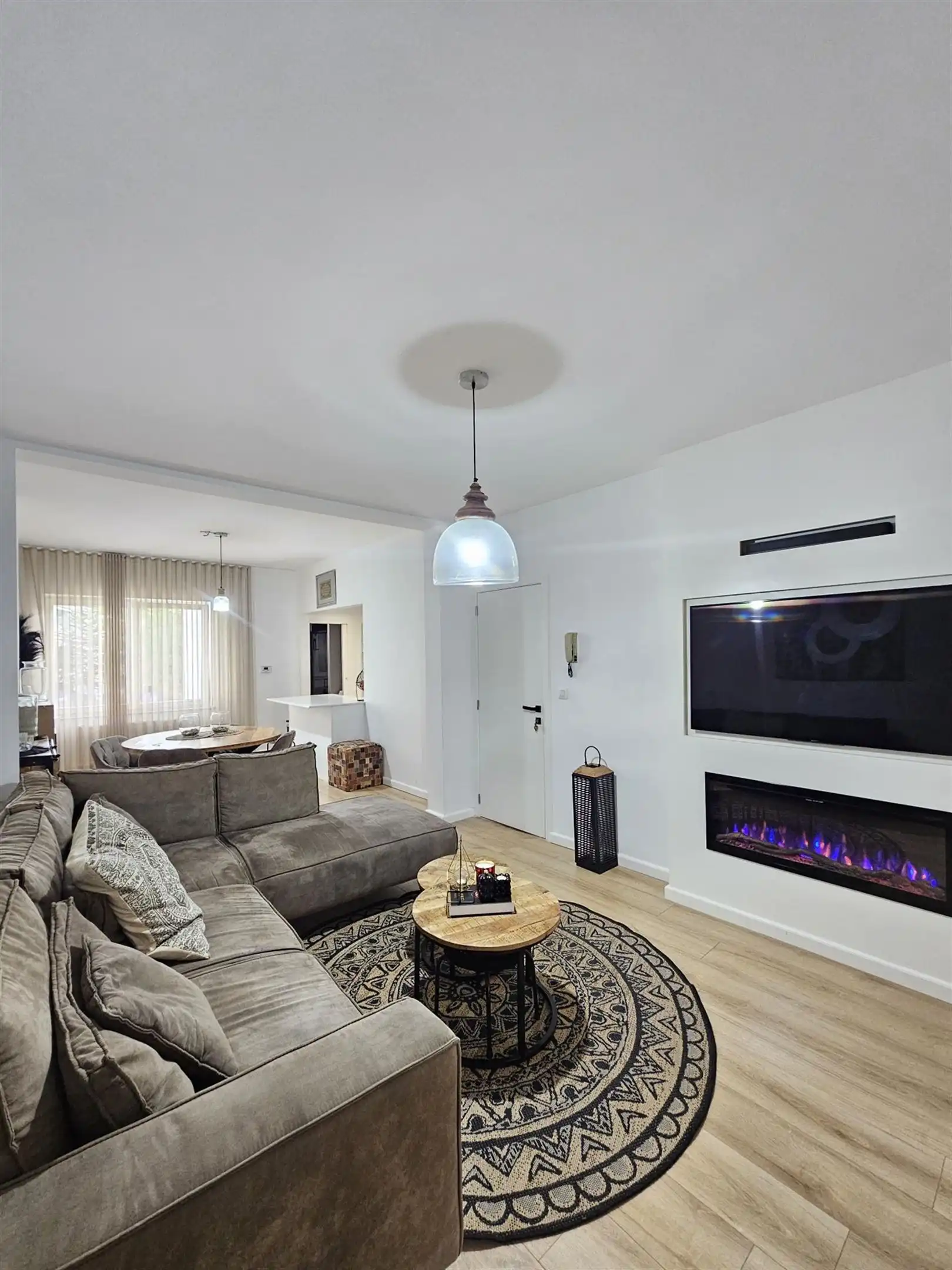 Modern ingericht appartement met 1 slaapkamer. foto {{pictureIndex}}