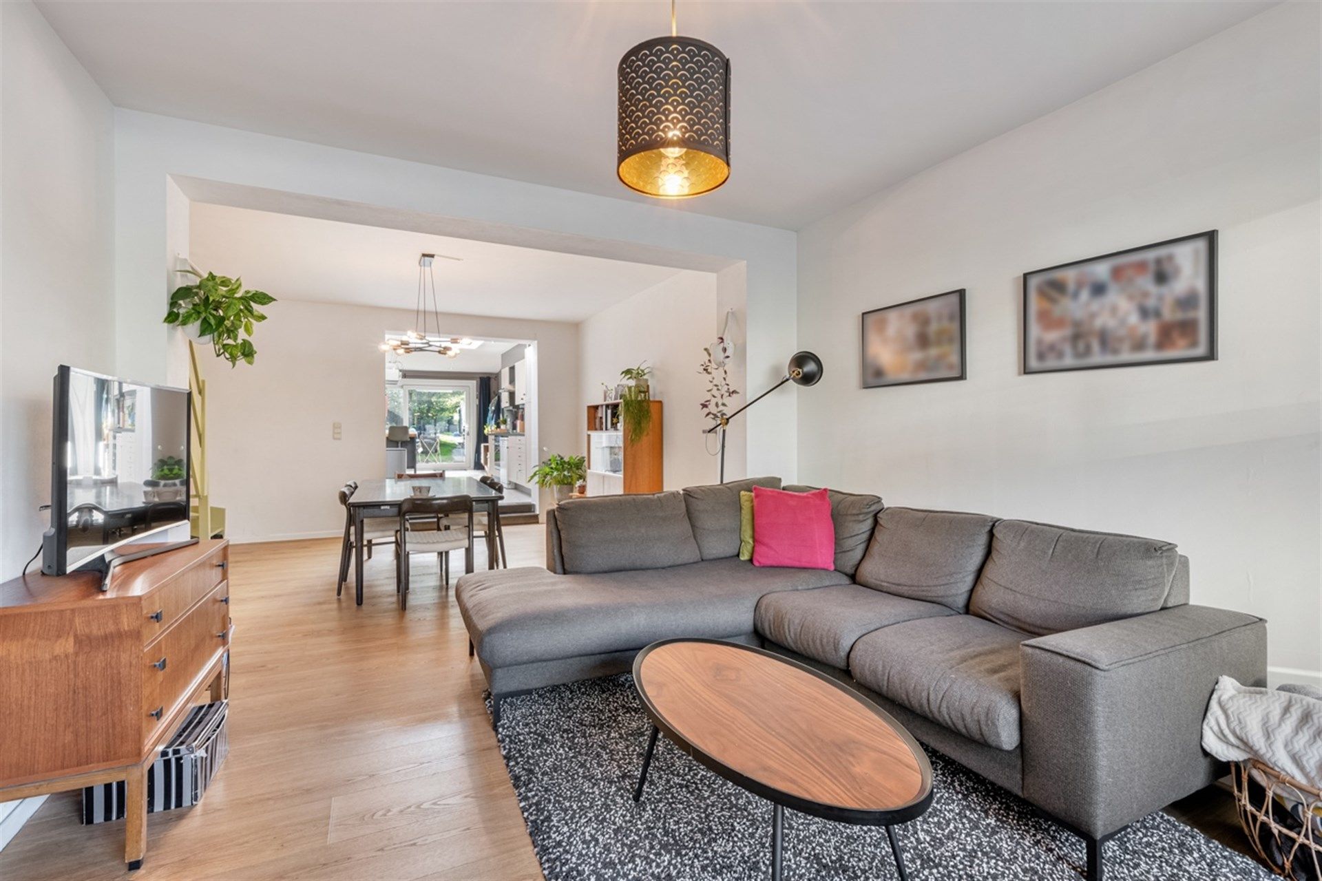 Instapklare woning met zonnige tuin op ruim perceel in rustige straat te Aalst  foto {{pictureIndex}}