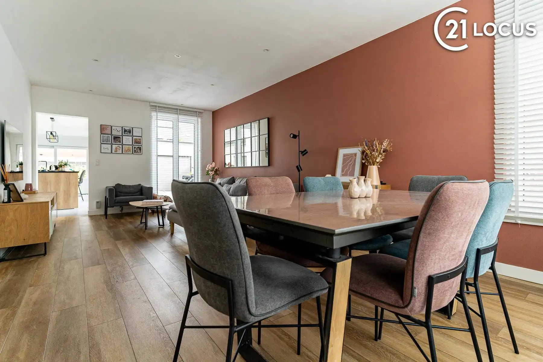 Lichtrijke woning met ruime leefkeuken en garage foto 5