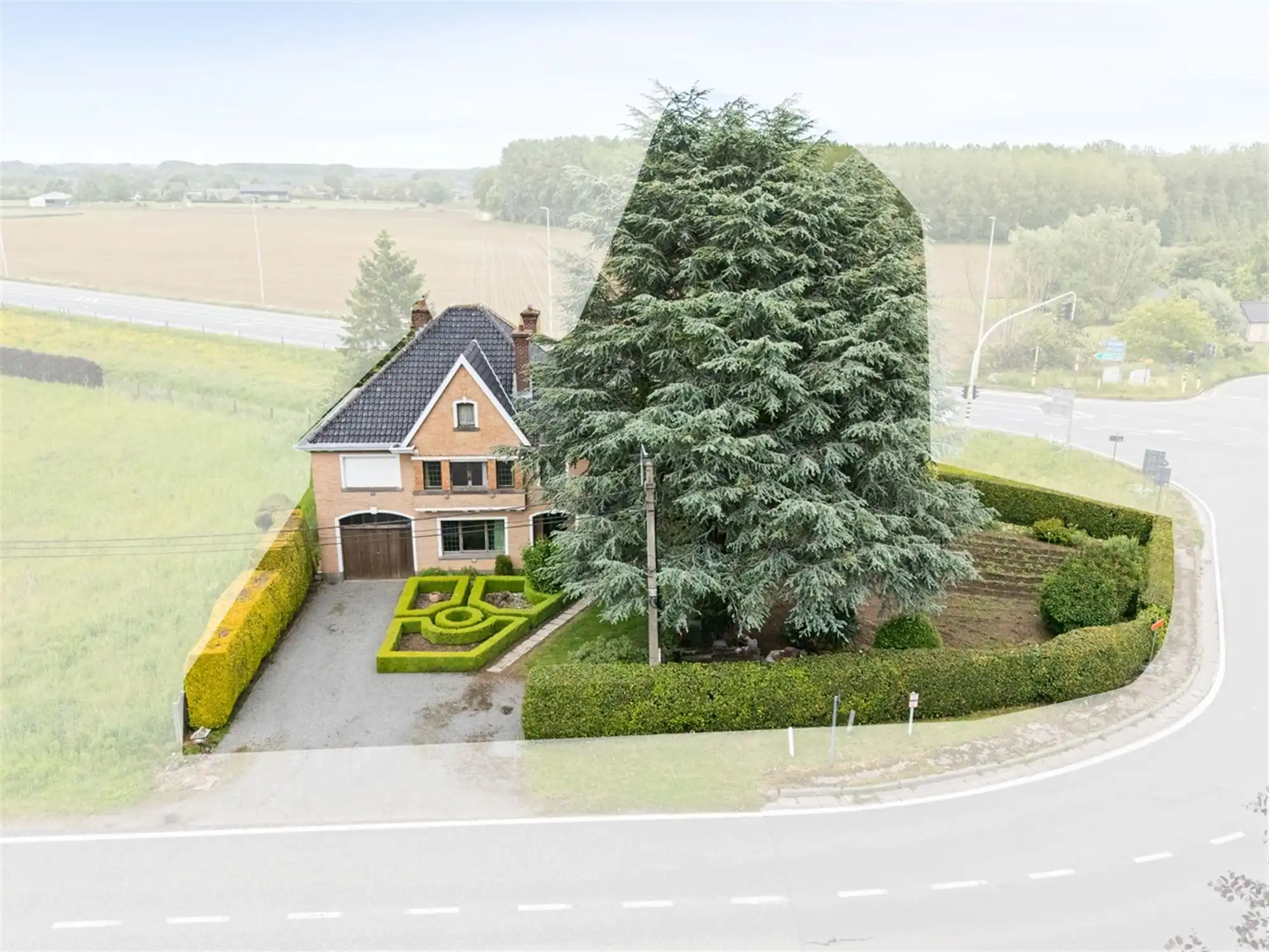 Te renoveren RUIME KARAKTERVOLLE OPEN BEBOUWING met 3 slpks, garage, polyvalente ruimte & tuin op een perceel van ca. 765m² foto 2