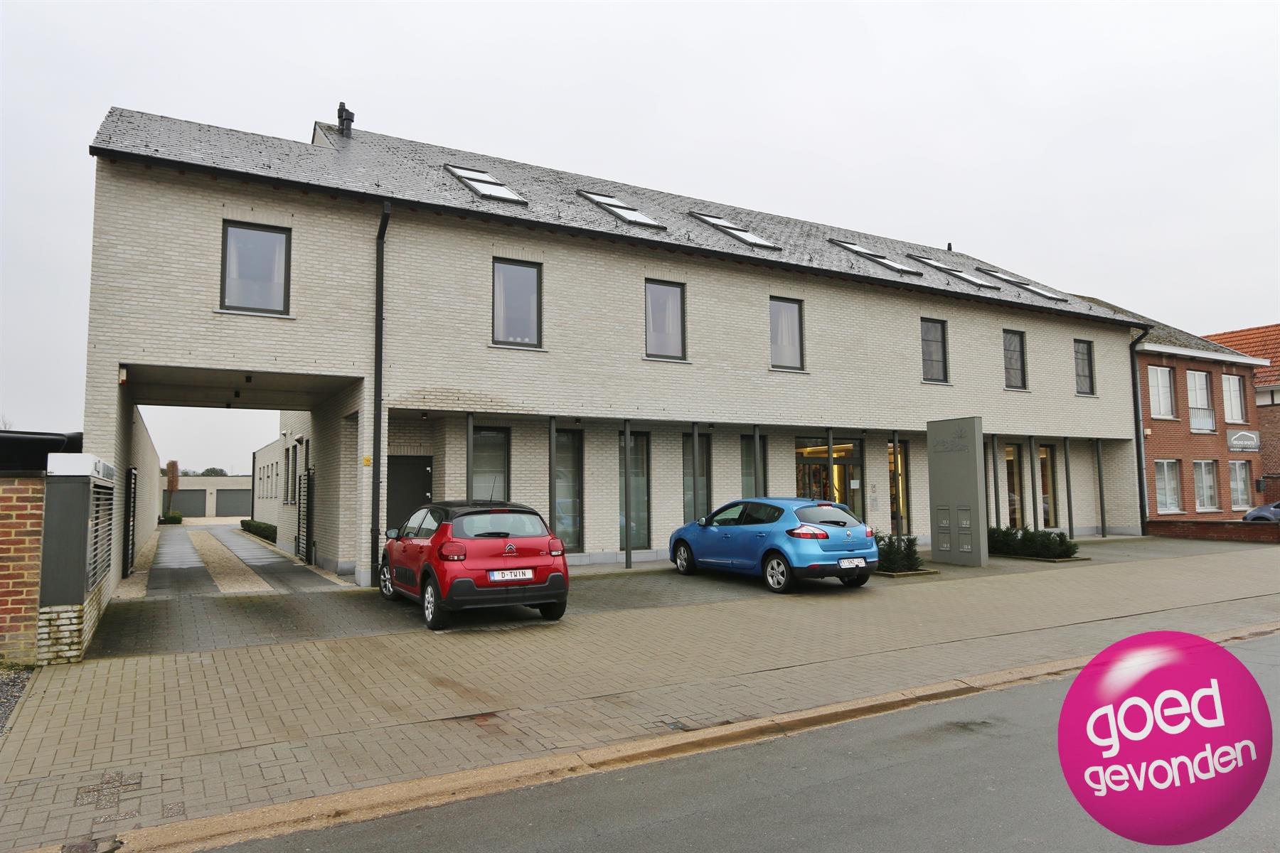 Erg ruim 2-slk app met terras en parking foto {{pictureIndex}}