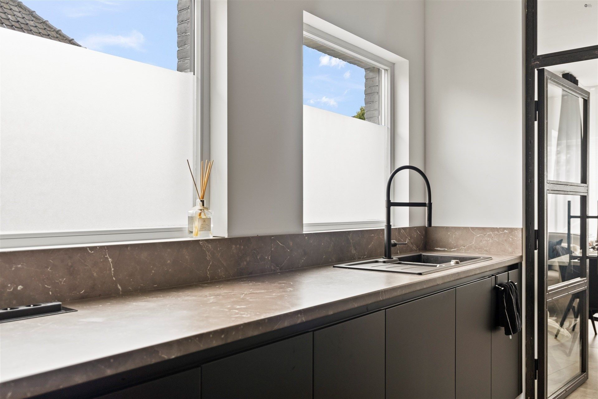 Centaal gelegen bungalow op 667m² grond foto 8