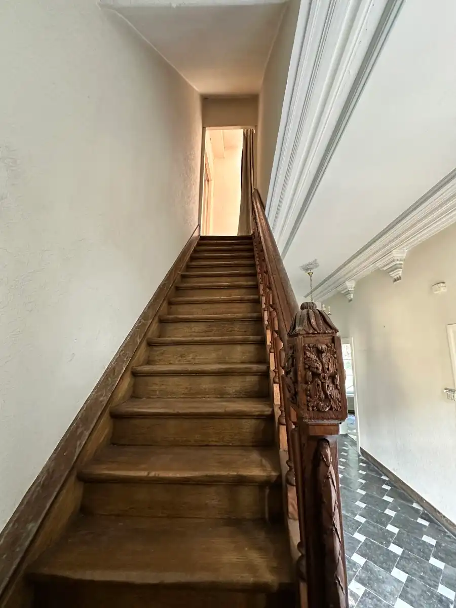 In de schaduw van de kerktoren bevindt zich deze mooie historische idyllische unieke pastorie.   foto 38