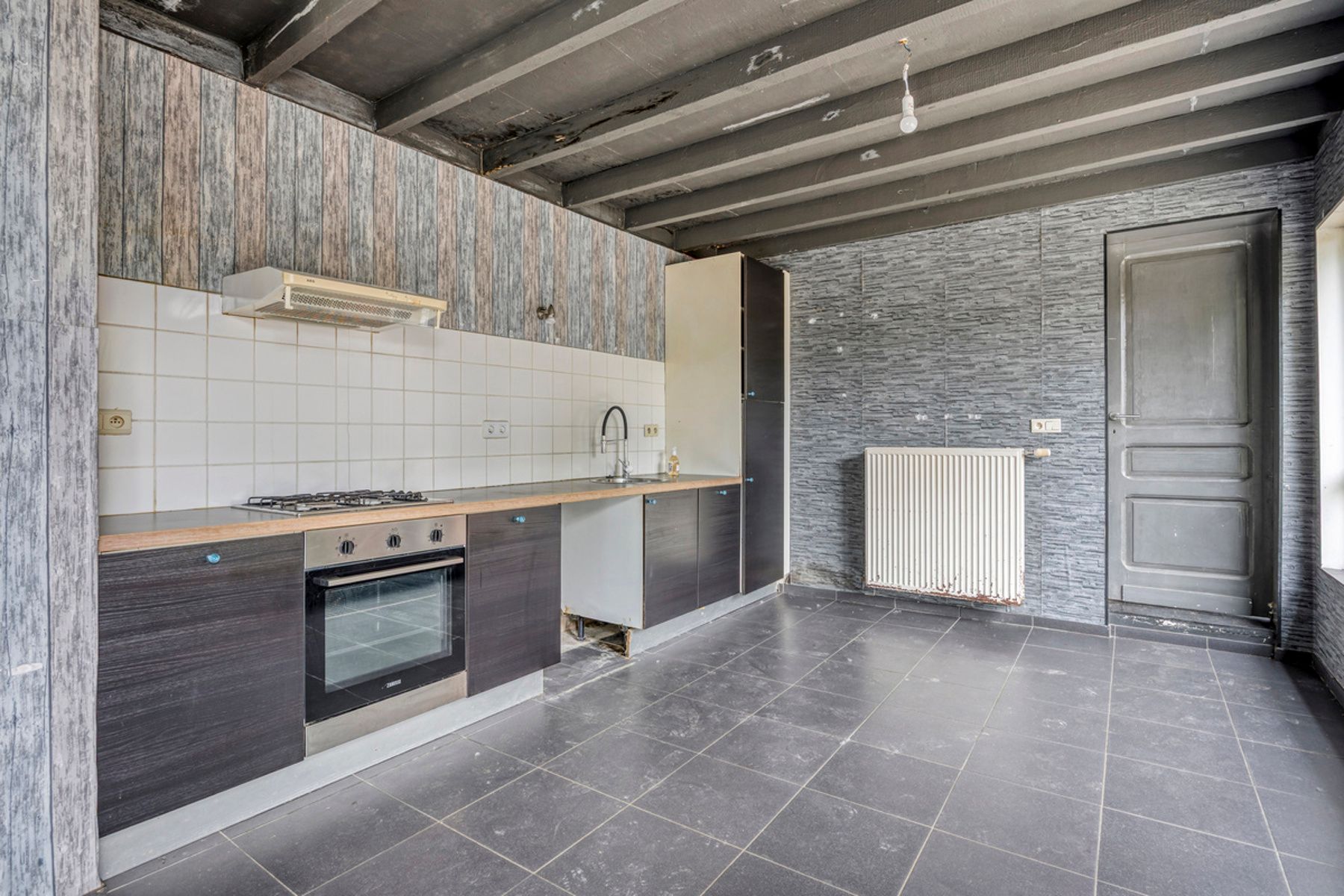 Ruim renovatieproject (226m²) met tuin aan kanaal foto 13