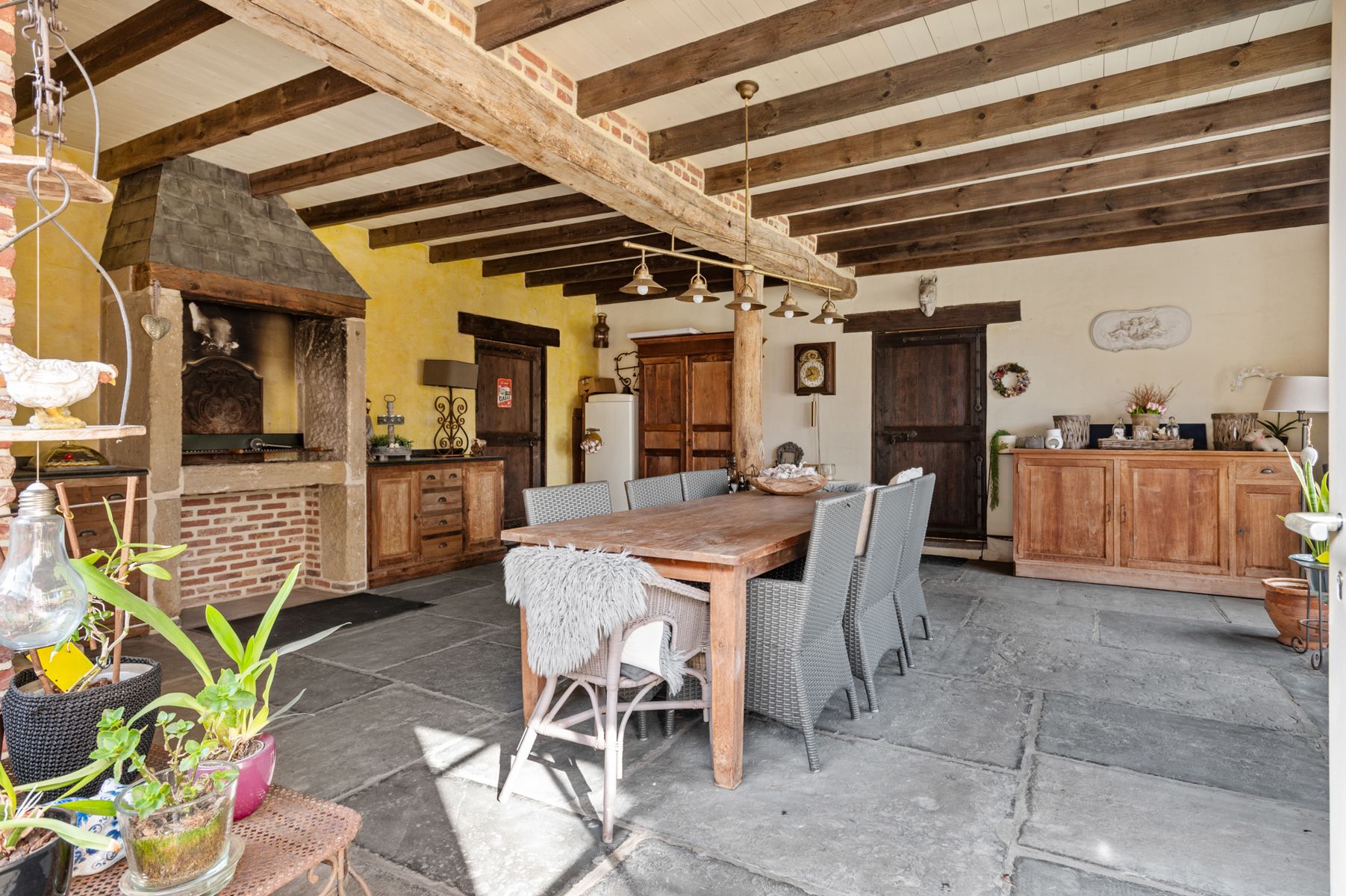 Gerenoveerde hoevewoning met praktijk en paardenstallen.  foto 39