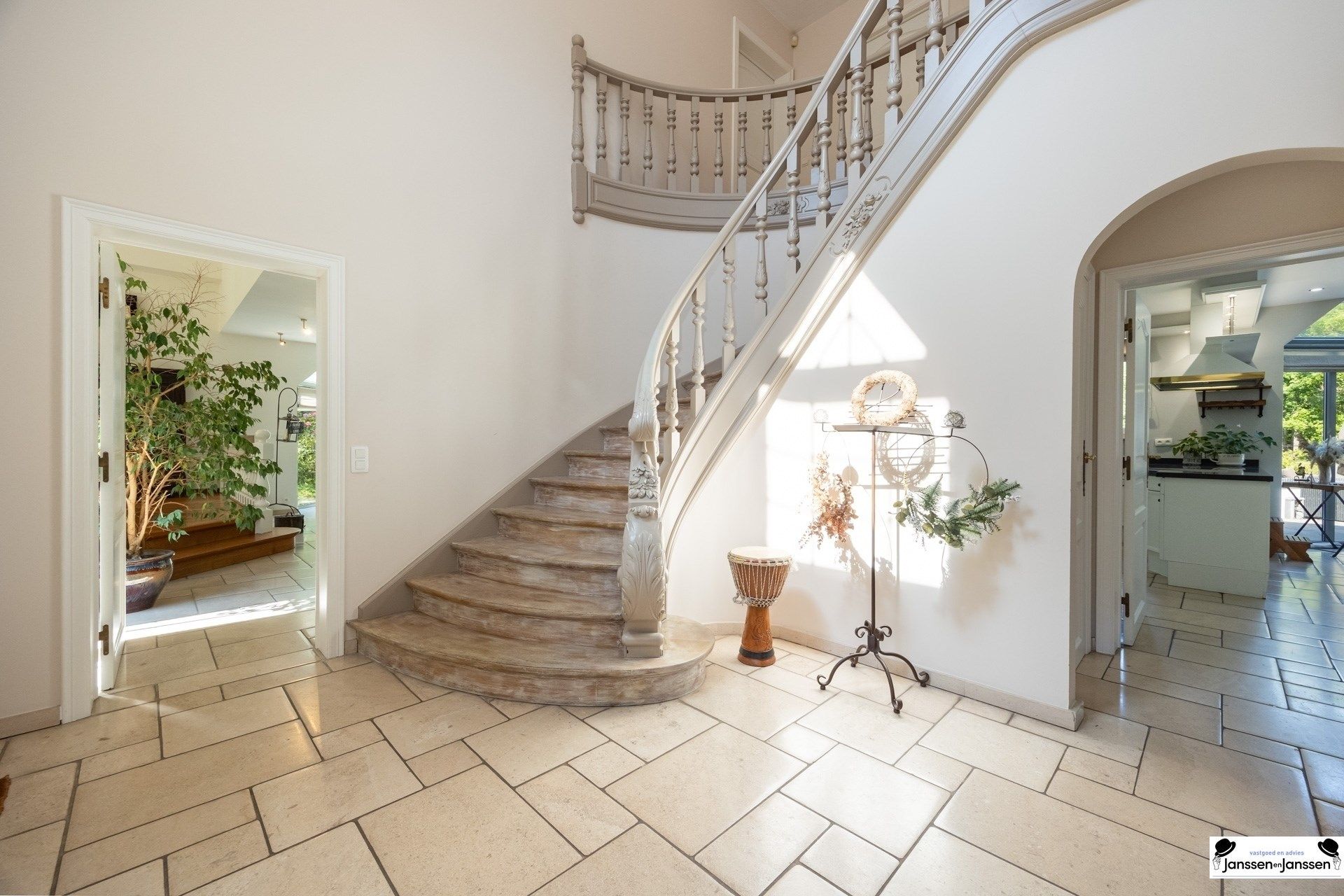 Exclusieve villa met zwembad en golfterrein foto 4