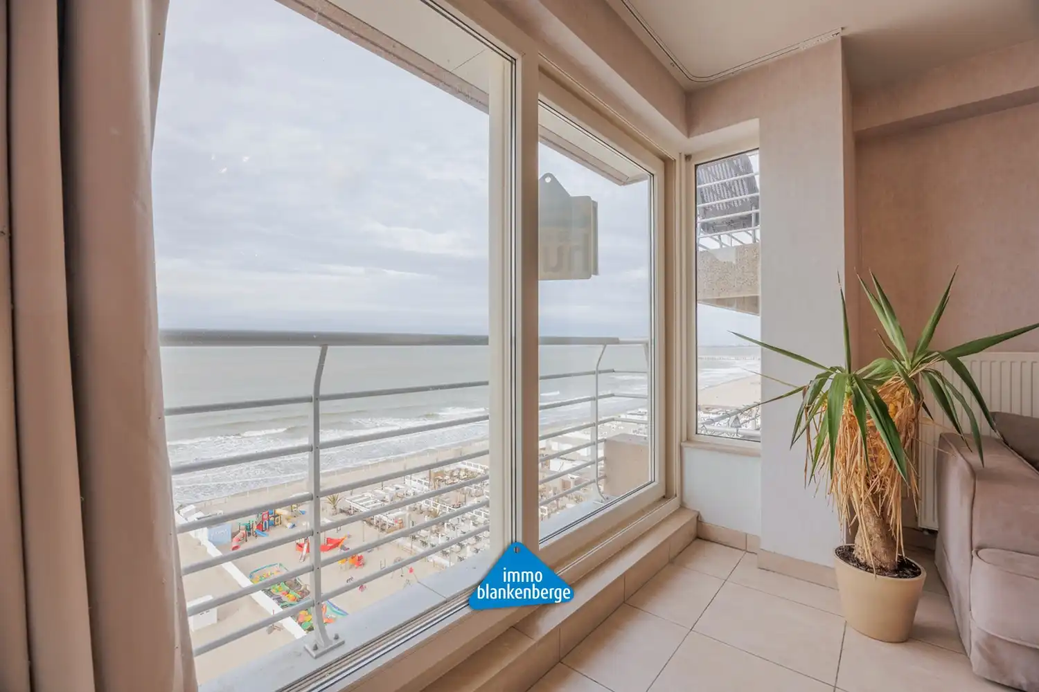 1 slaapkamerappartement met frontaal zeezicht op de zeedijk van Blankenberge foto 2