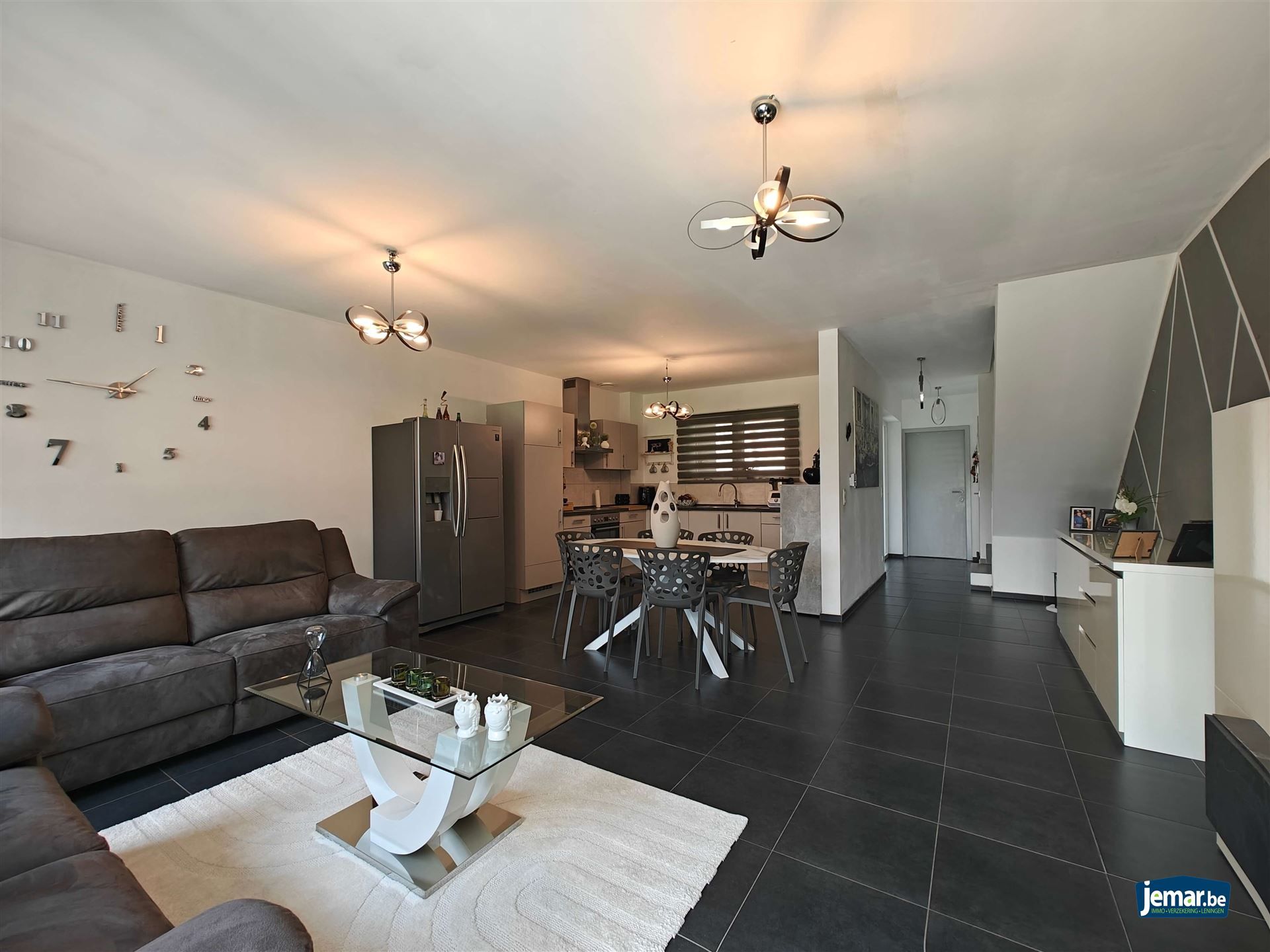 Woning met 5 slaapkamers, 2 badkamers en een grote garage foto 6